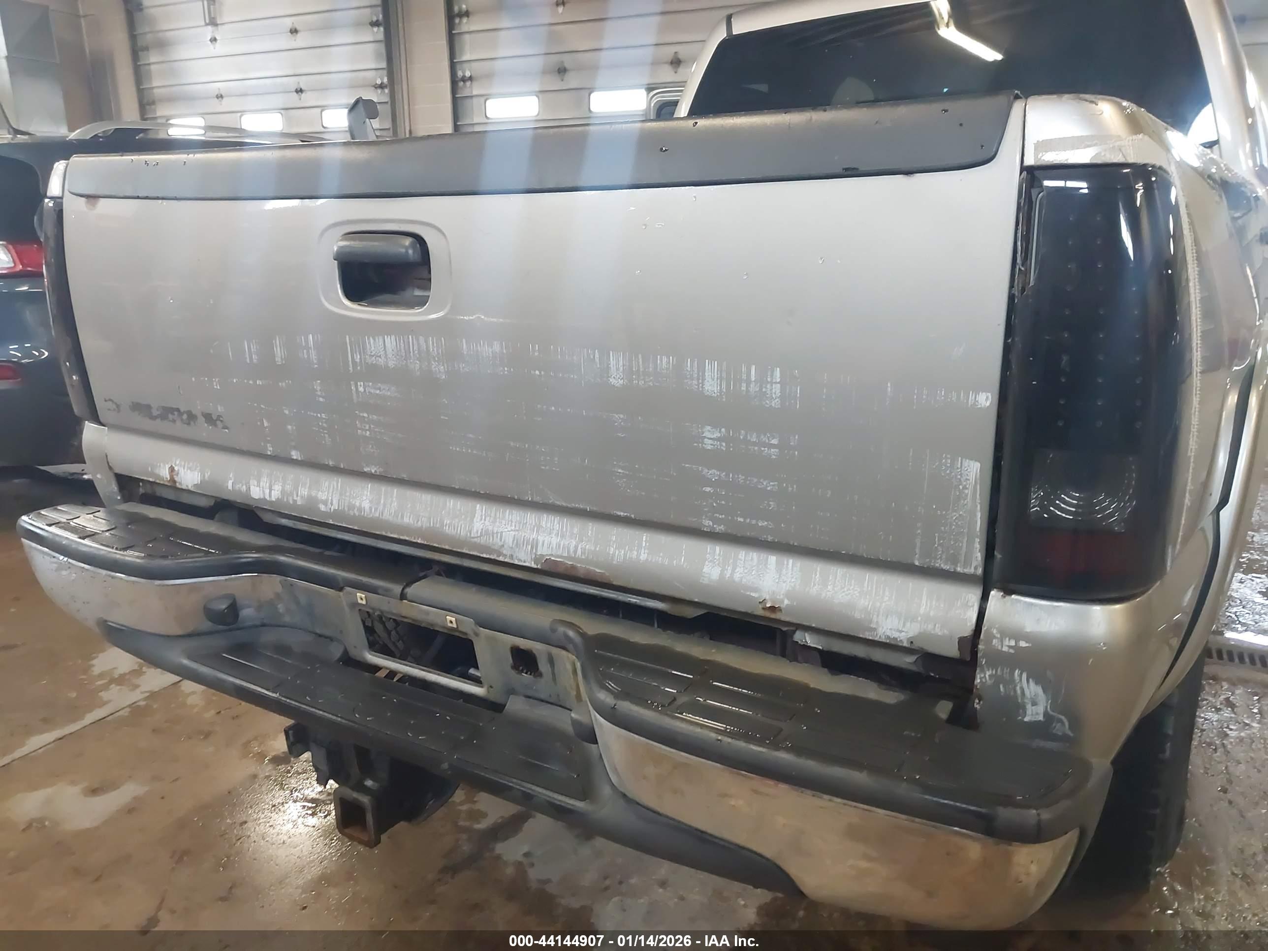 CHEVROLET SILVERADO image 6
