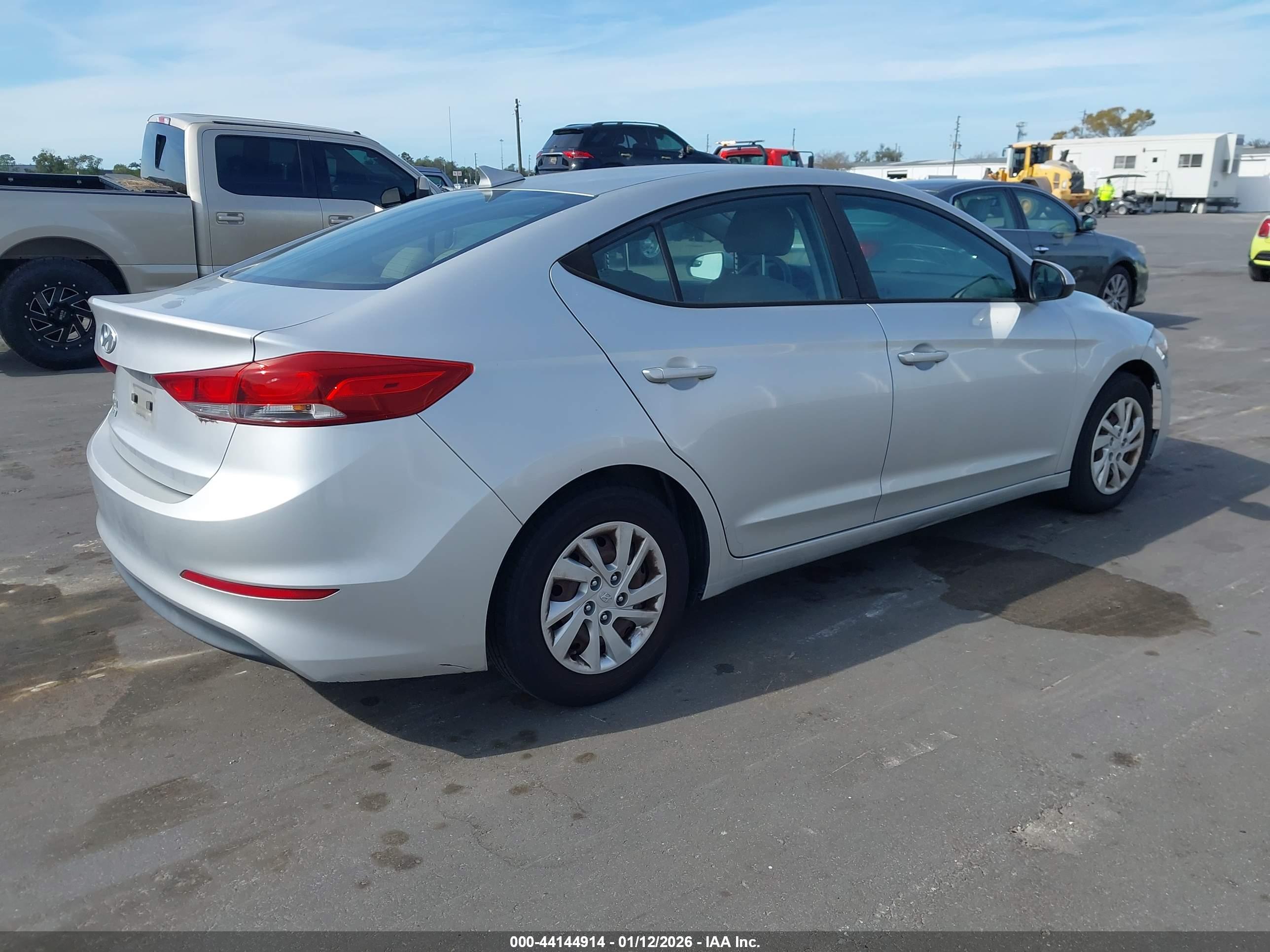HYUNDAI ELANTRA image 4