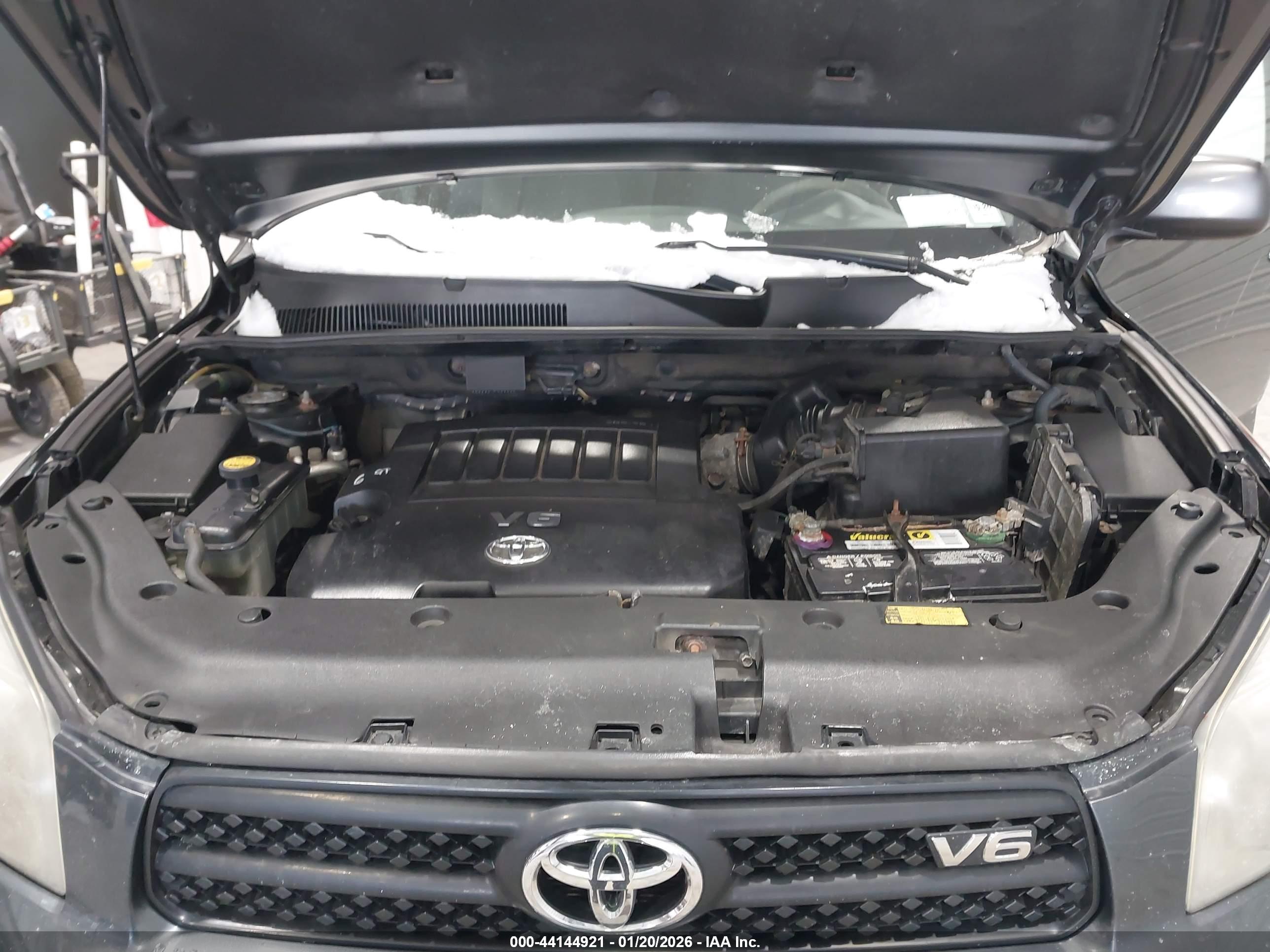 TOYOTA RAV4 image 10
