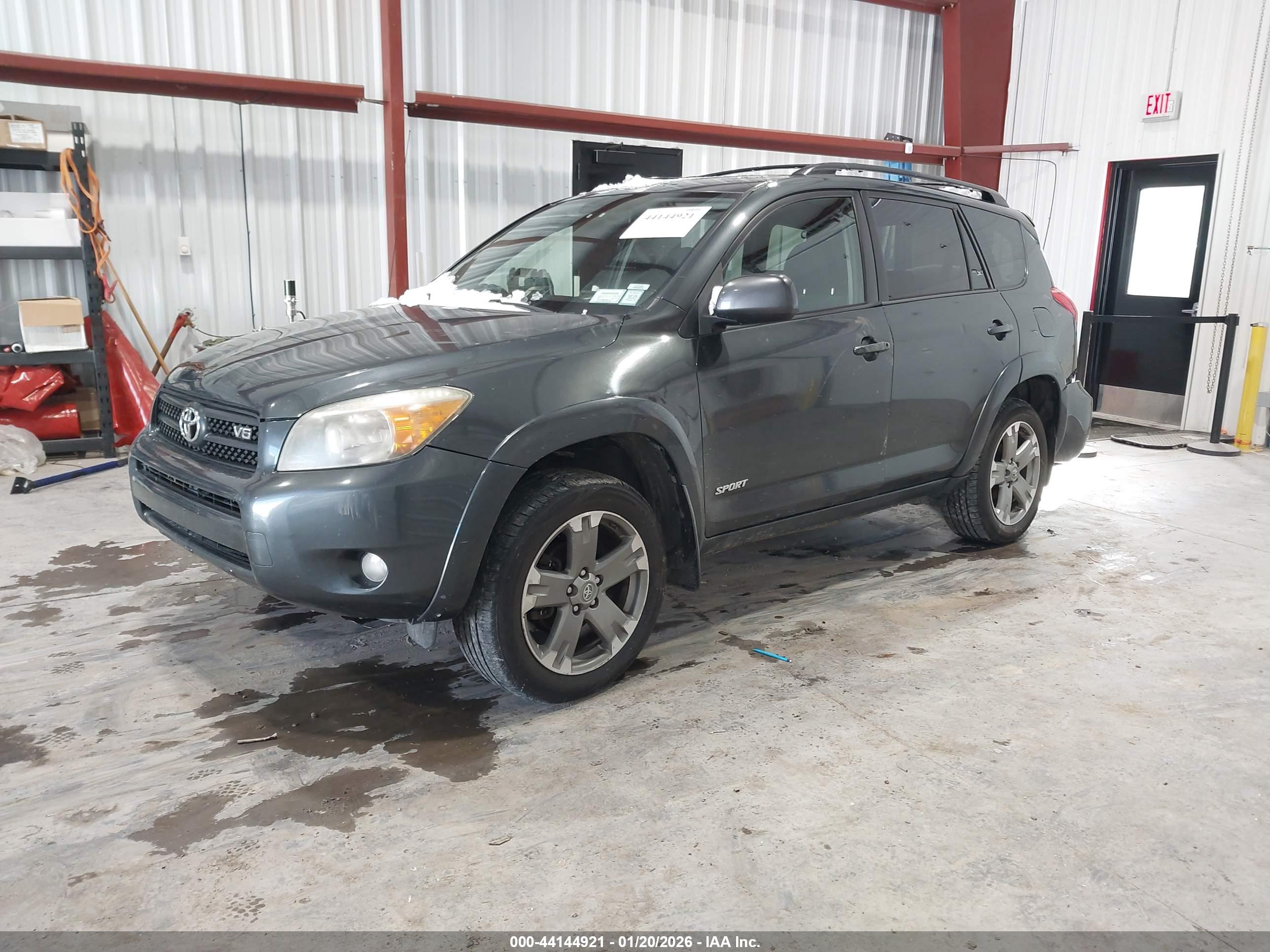 TOYOTA RAV4 image 2