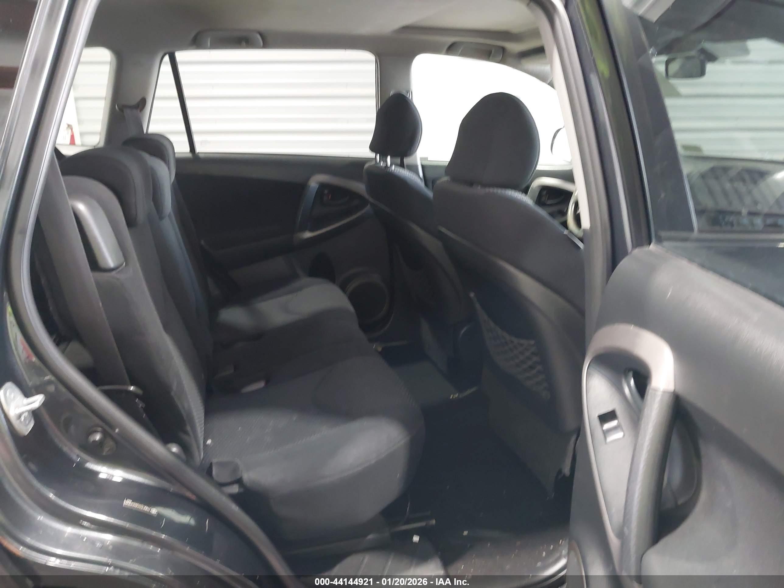 TOYOTA RAV4 image 8