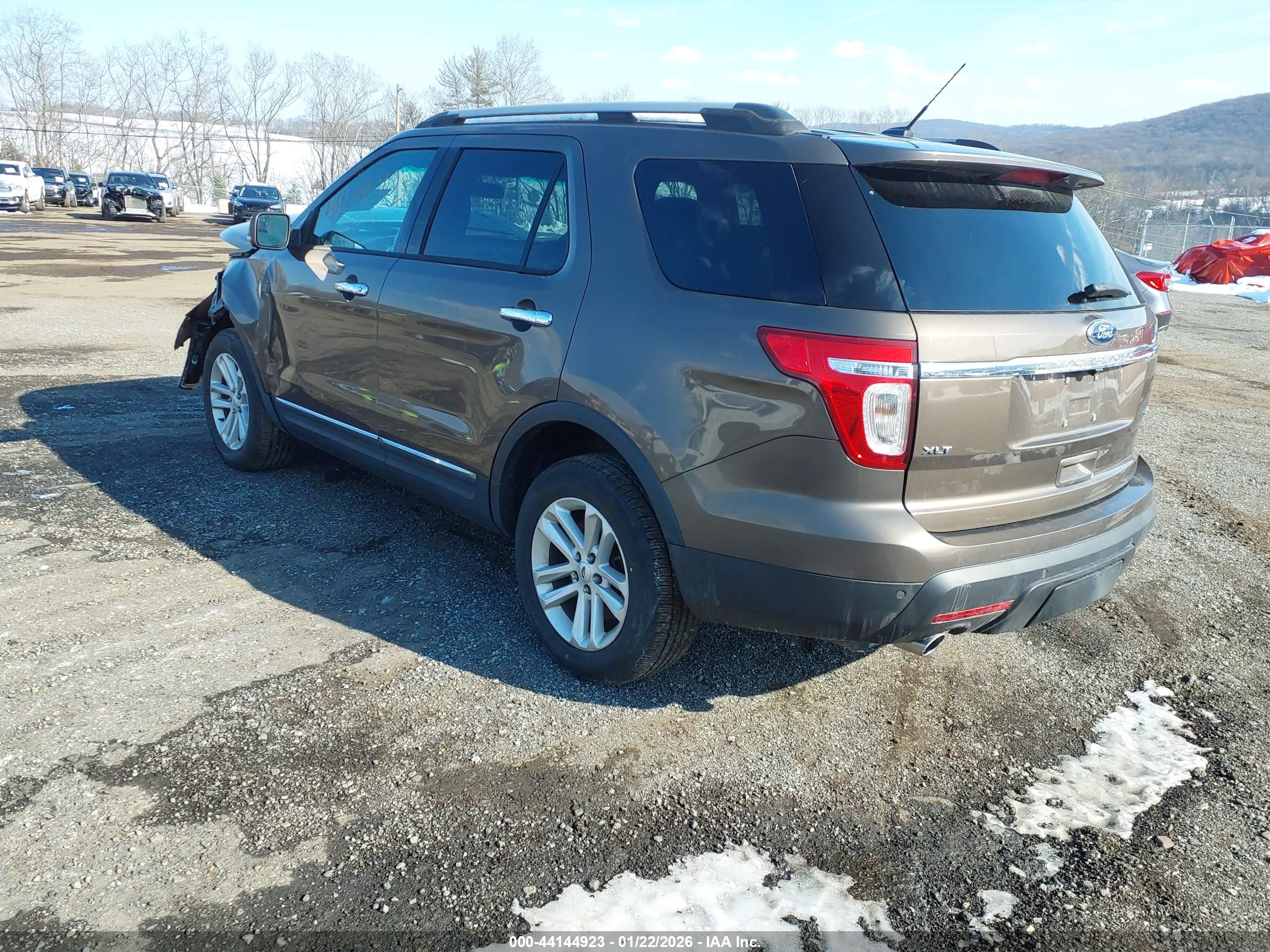 FORD EXPLORER image 3