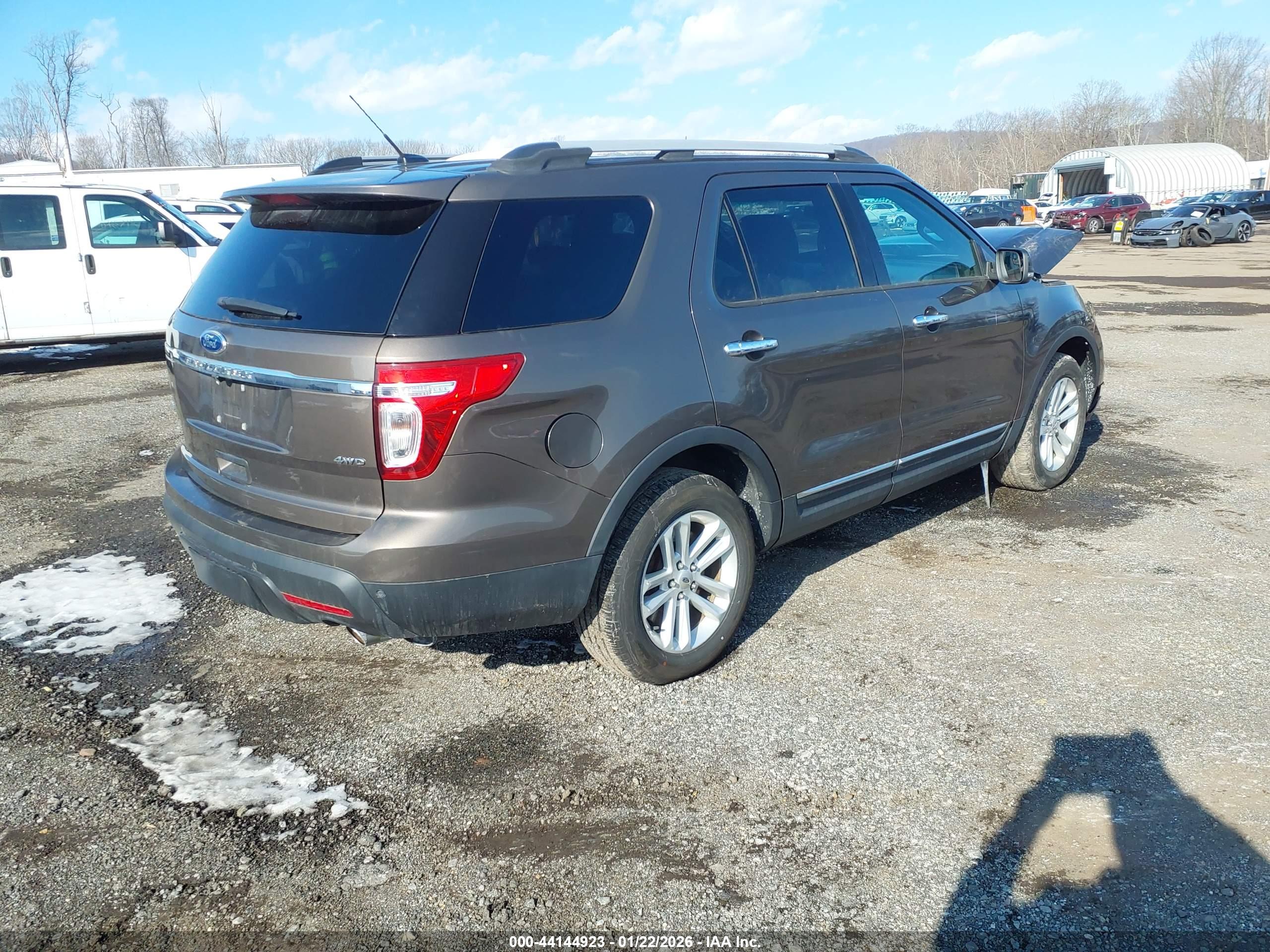 FORD EXPLORER image 4