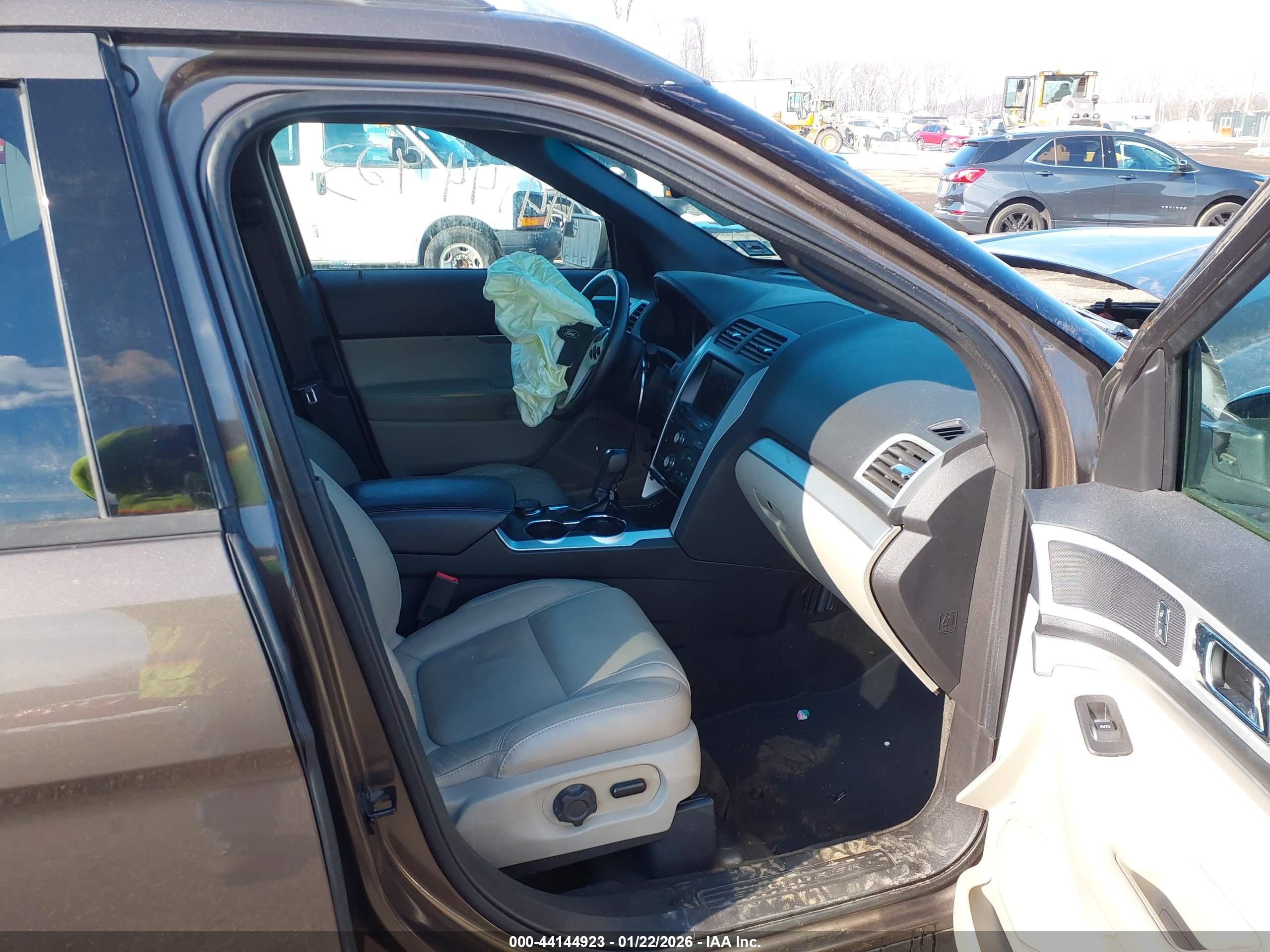 FORD EXPLORER image 5