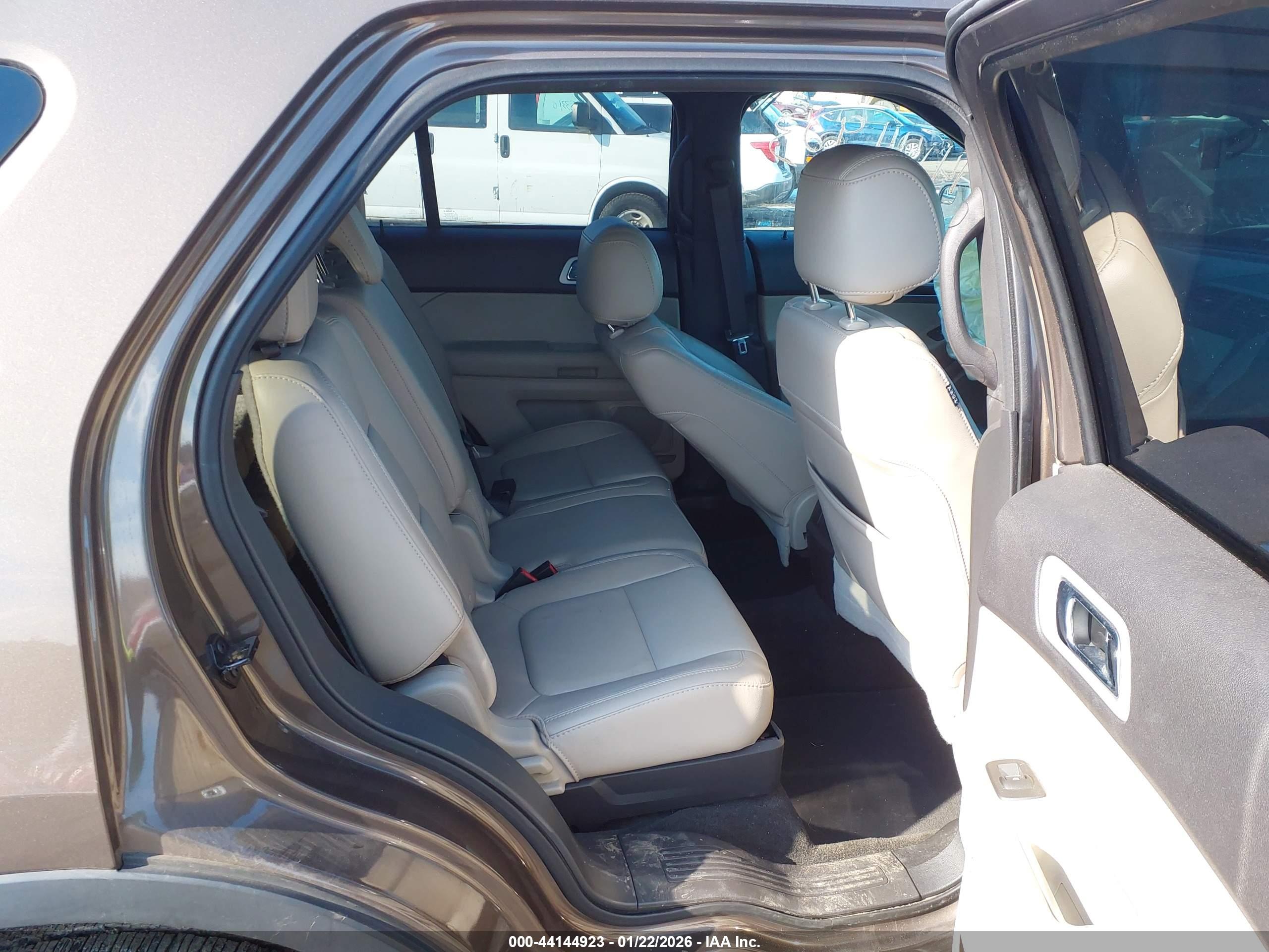 FORD EXPLORER image 8