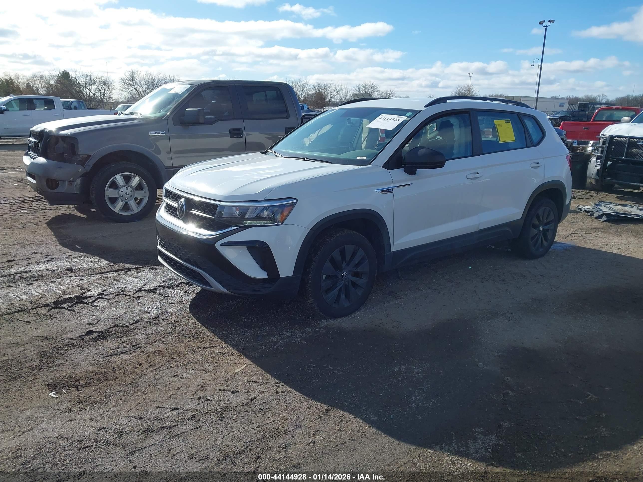 VOLKSWAGEN TAOS image 2