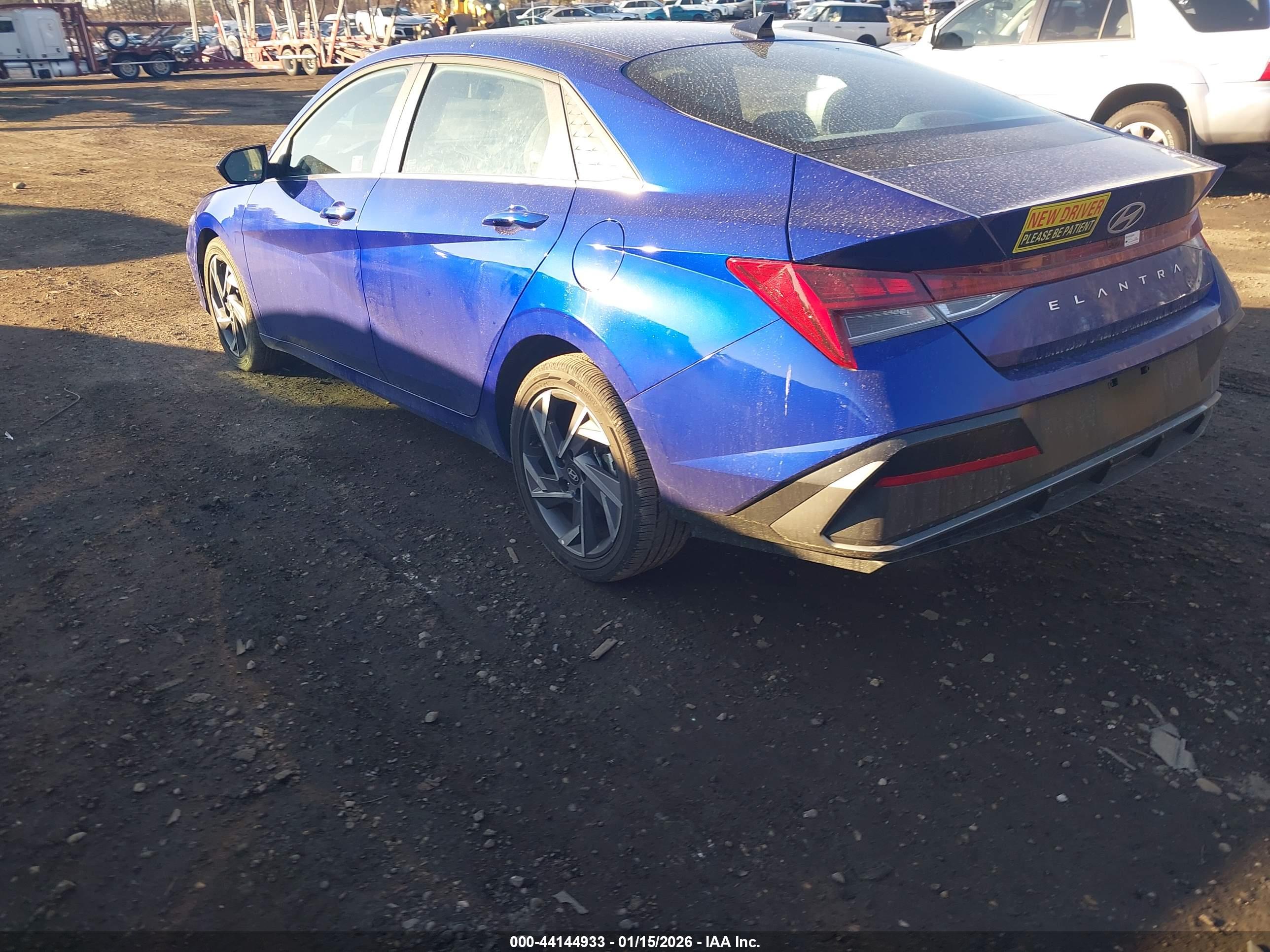 HYUNDAI ELANTRA image 3