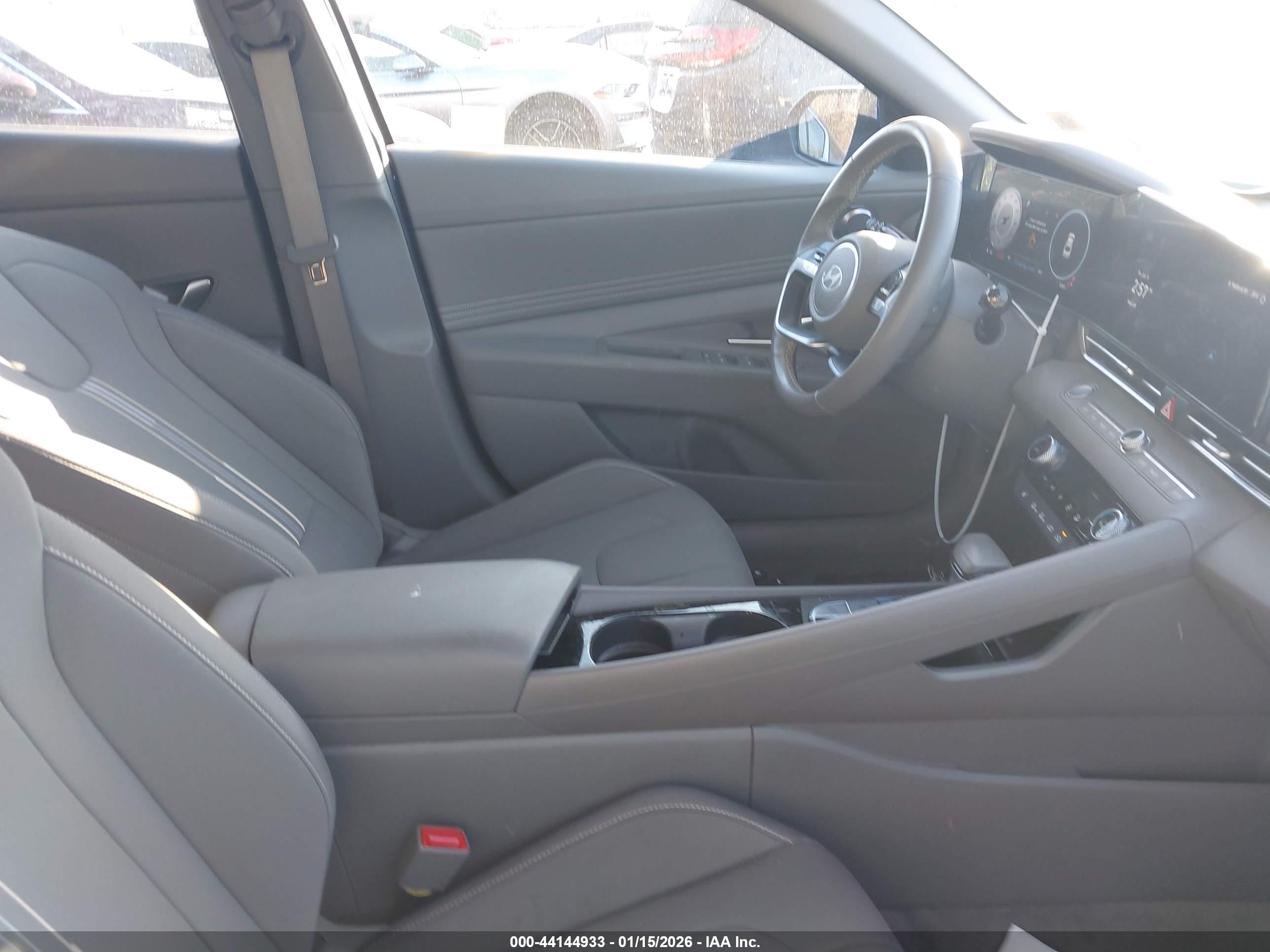 HYUNDAI ELANTRA image 5