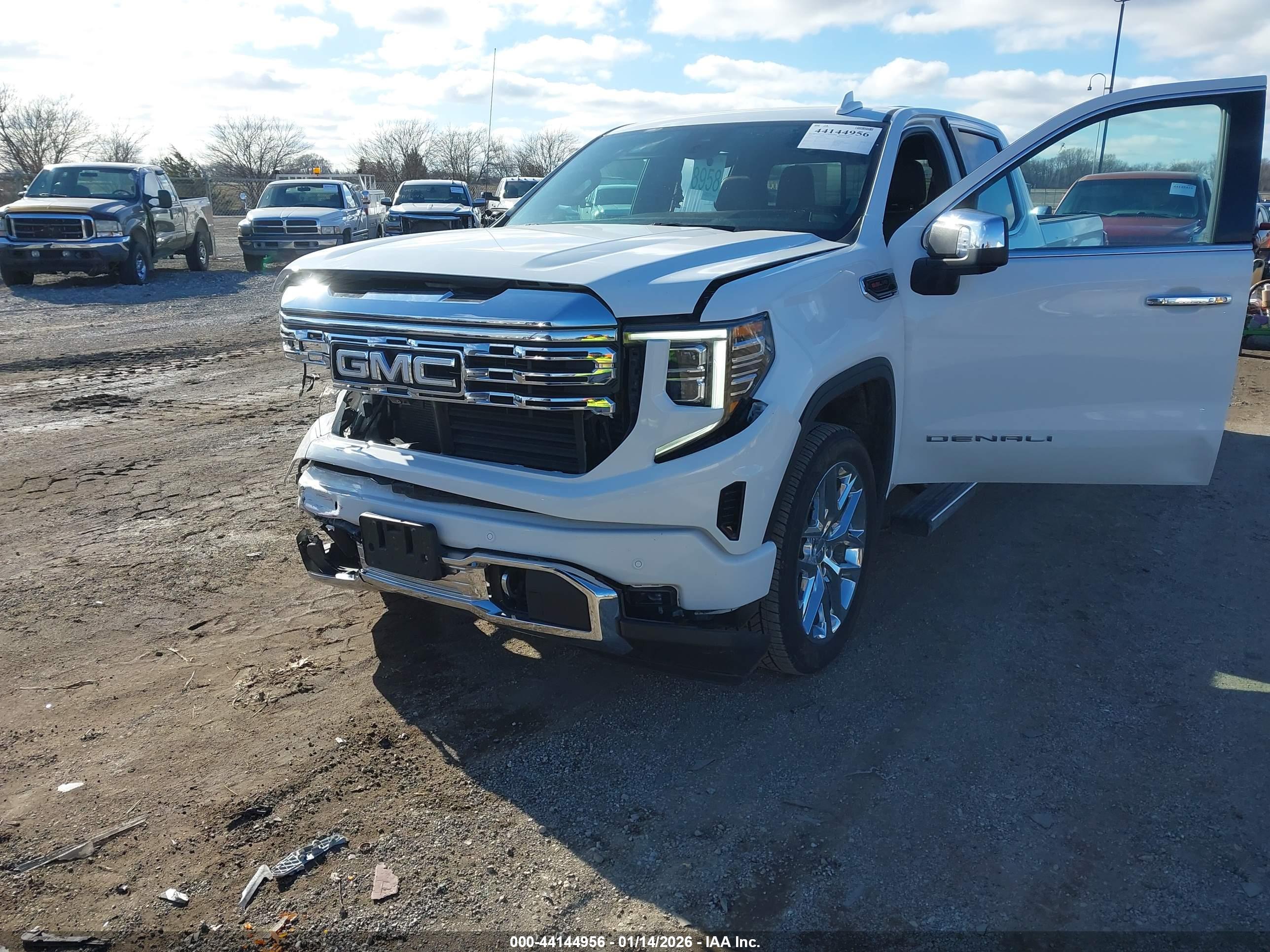 GMC SIERRA image 2