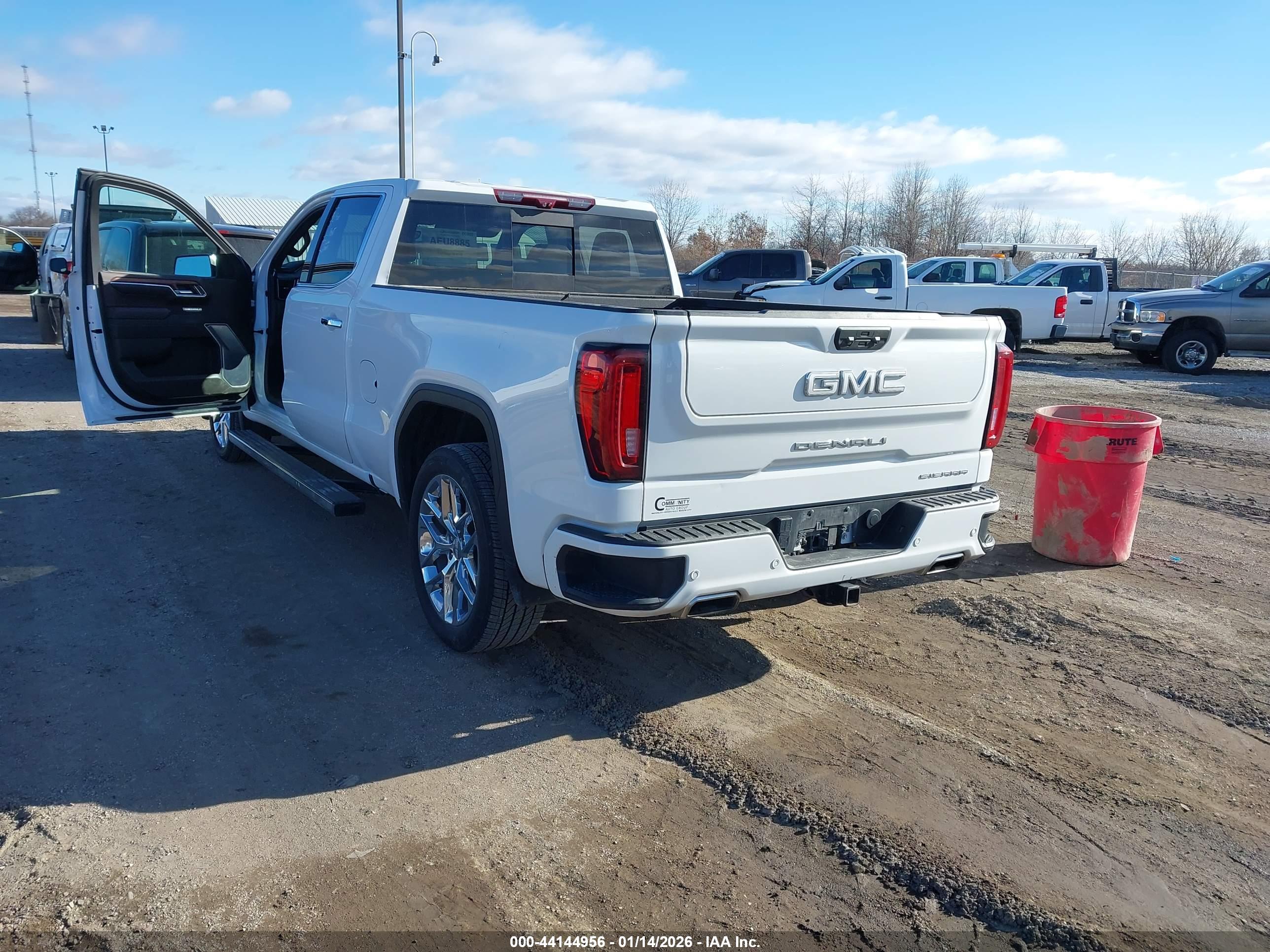 GMC SIERRA image 3