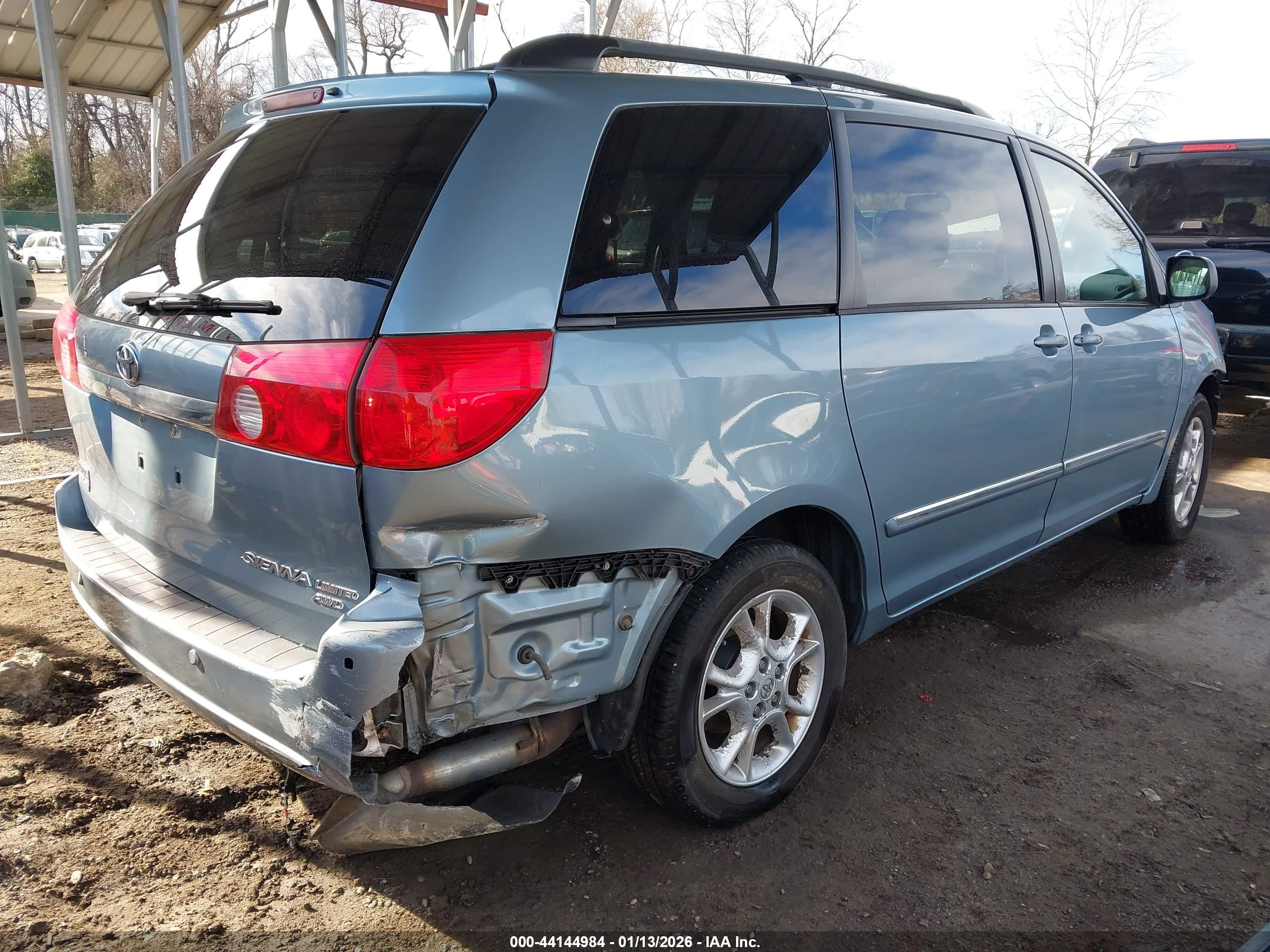 TOYOTA SIENNA image 4