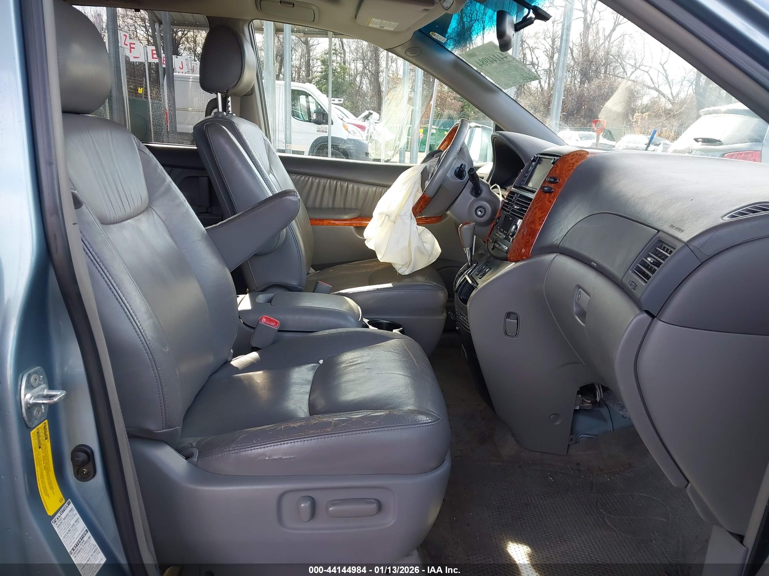 TOYOTA SIENNA image 5