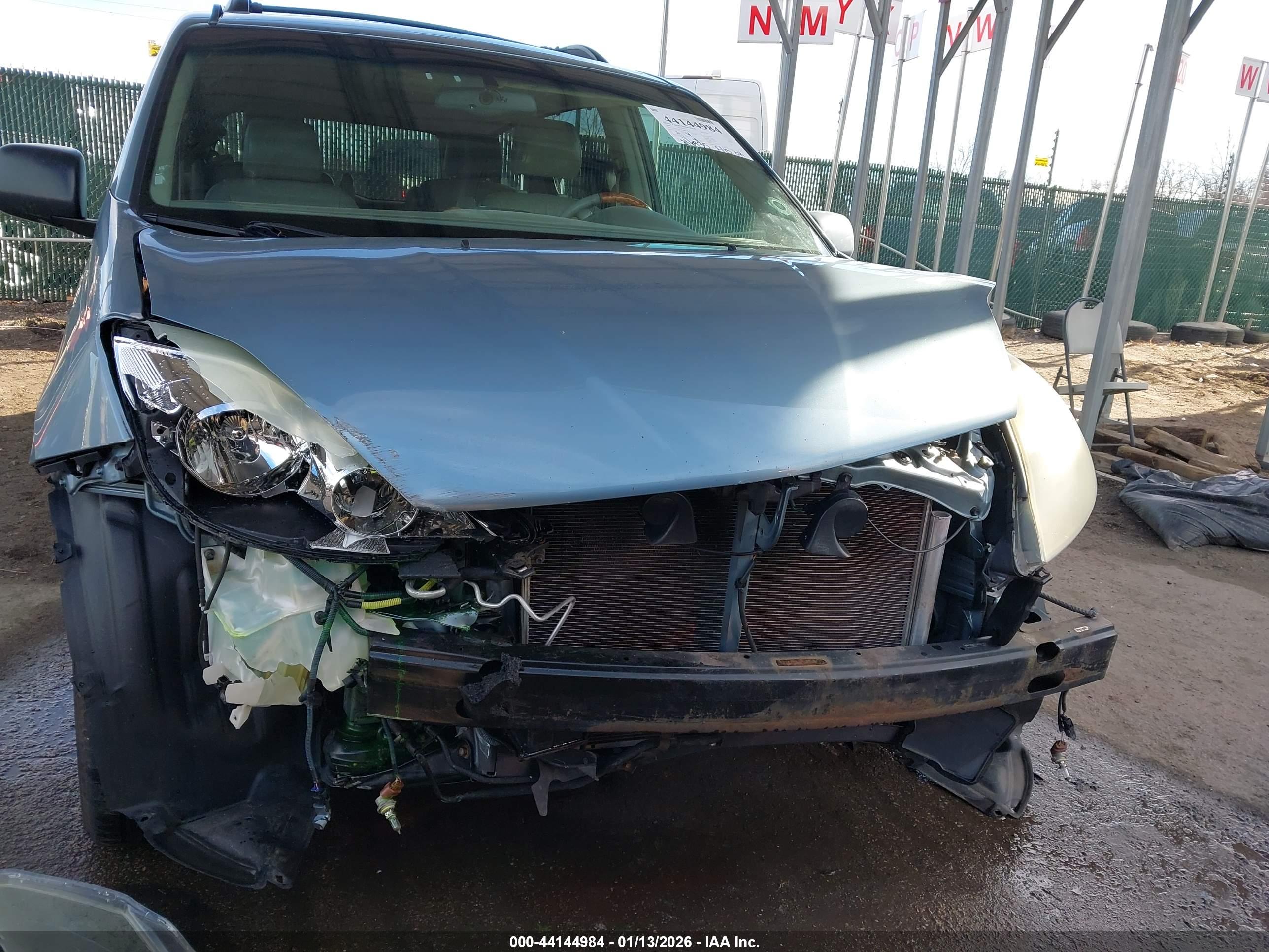 TOYOTA SIENNA image 6