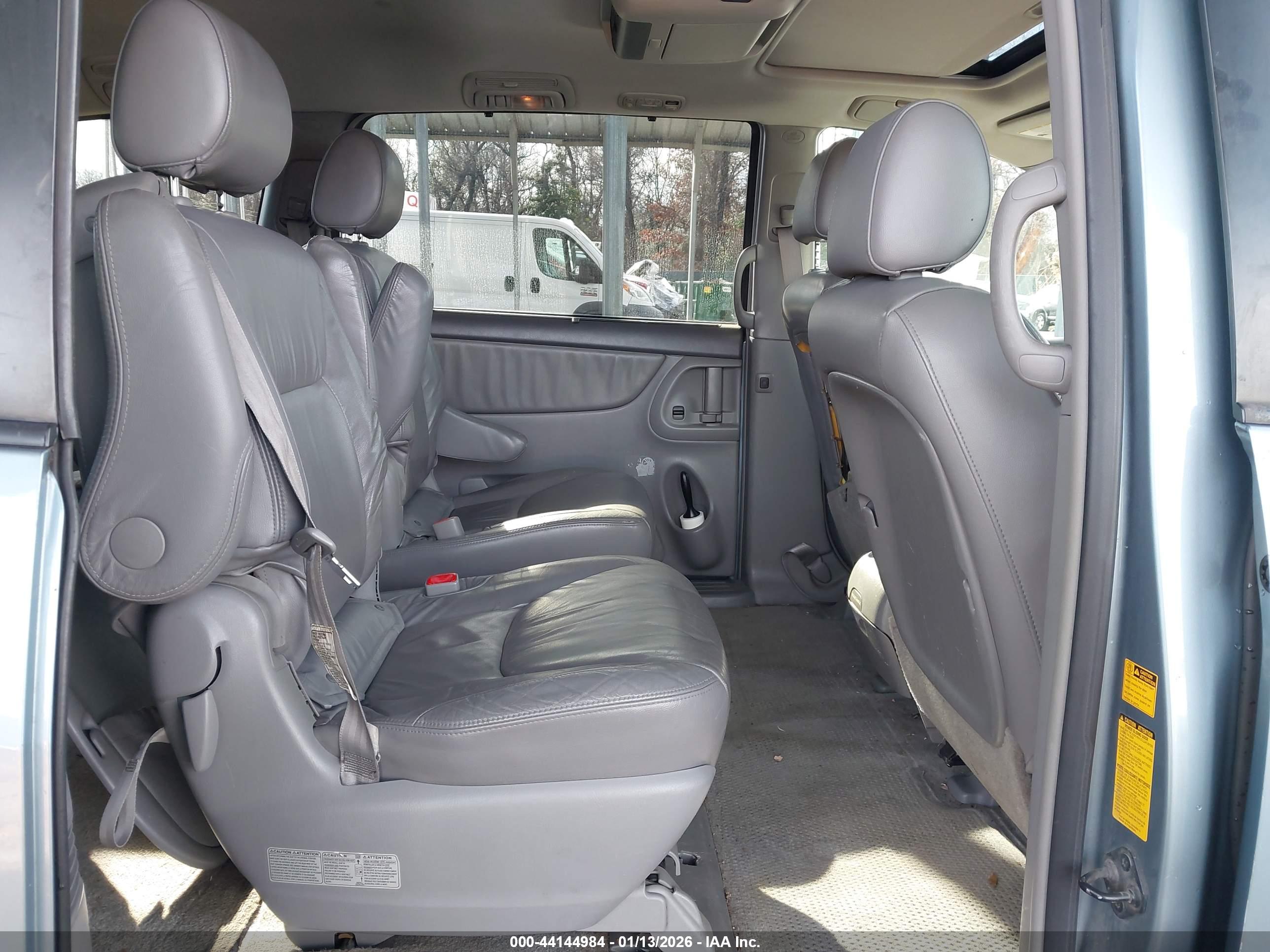 TOYOTA SIENNA image 8