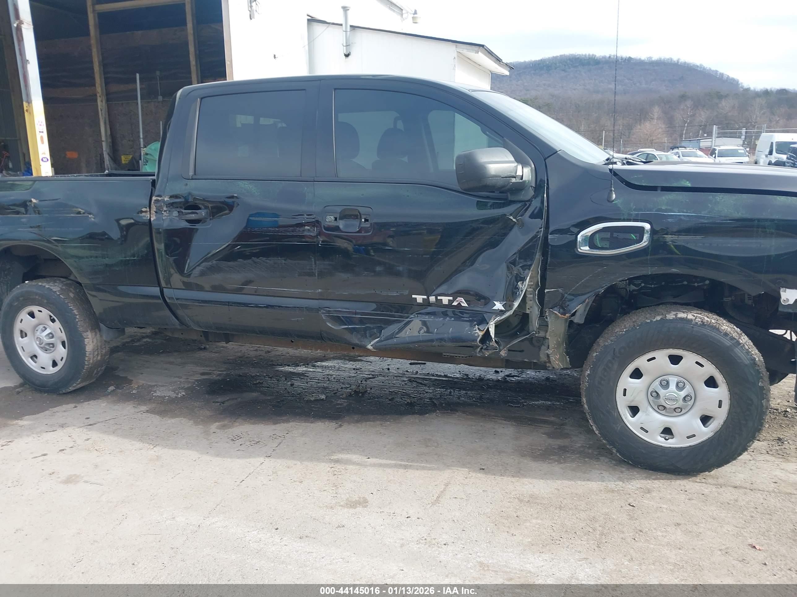 NISSAN TITAN image 6