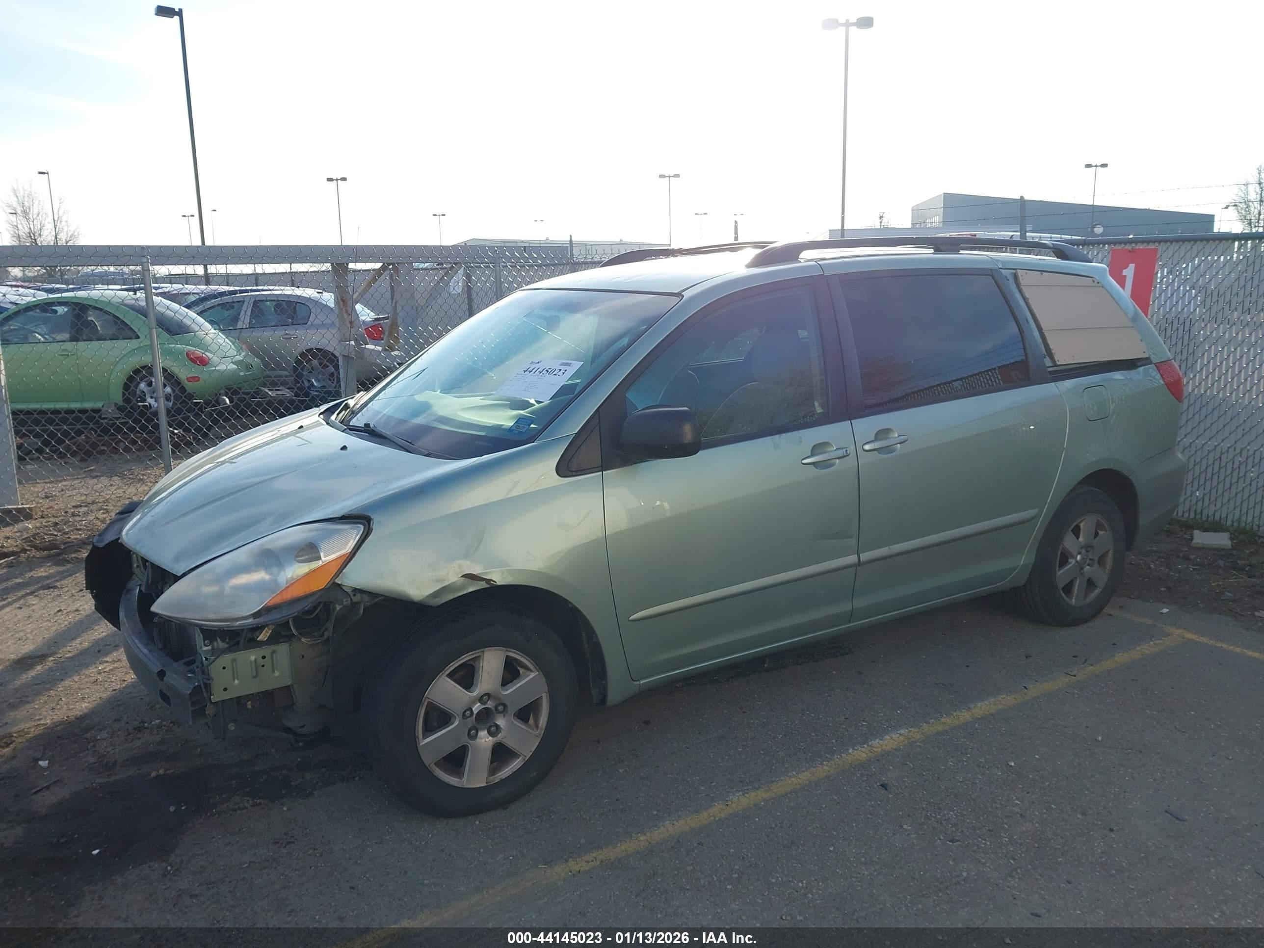 TOYOTA SIENNA image 2