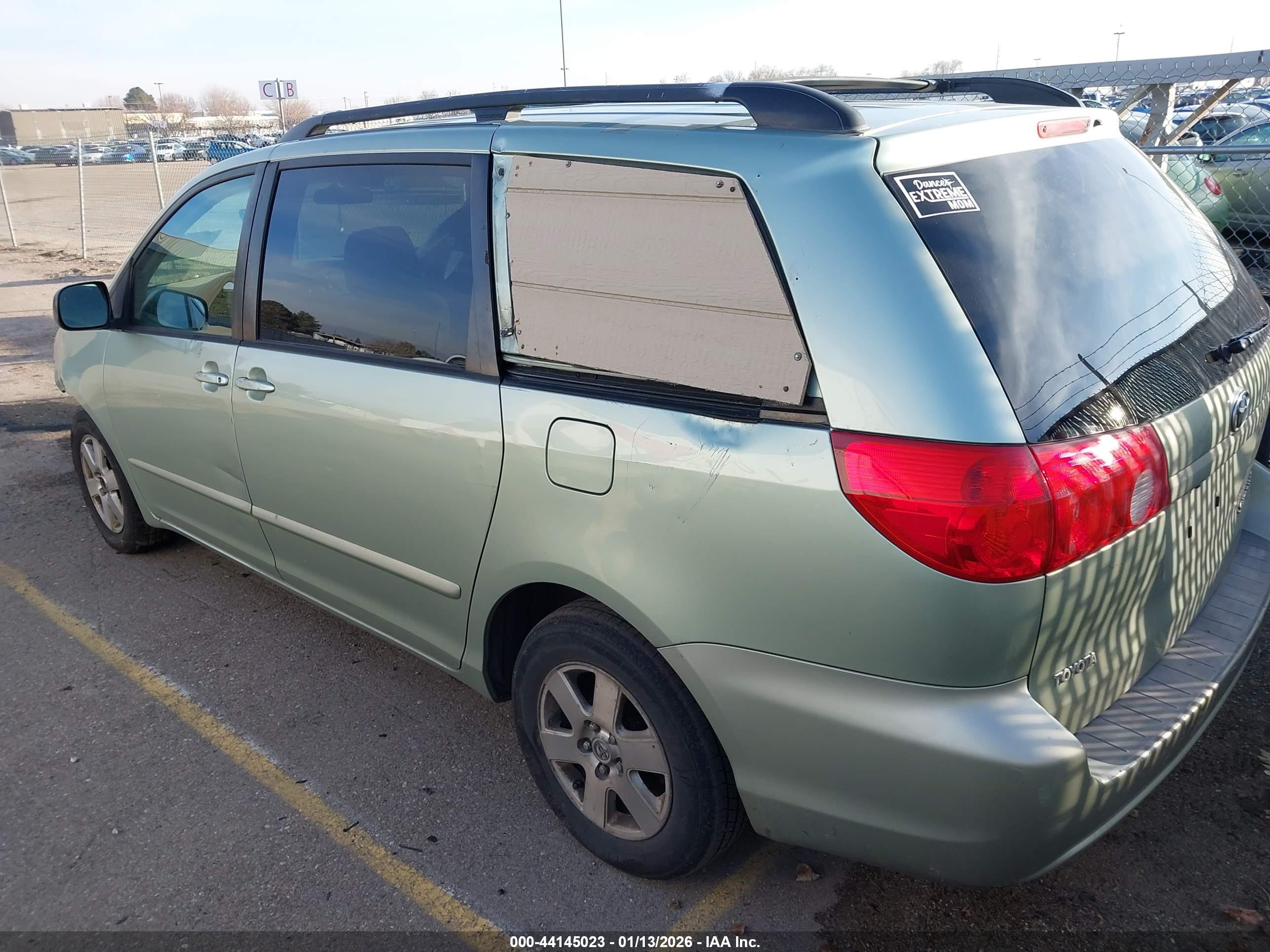 TOYOTA SIENNA image 3