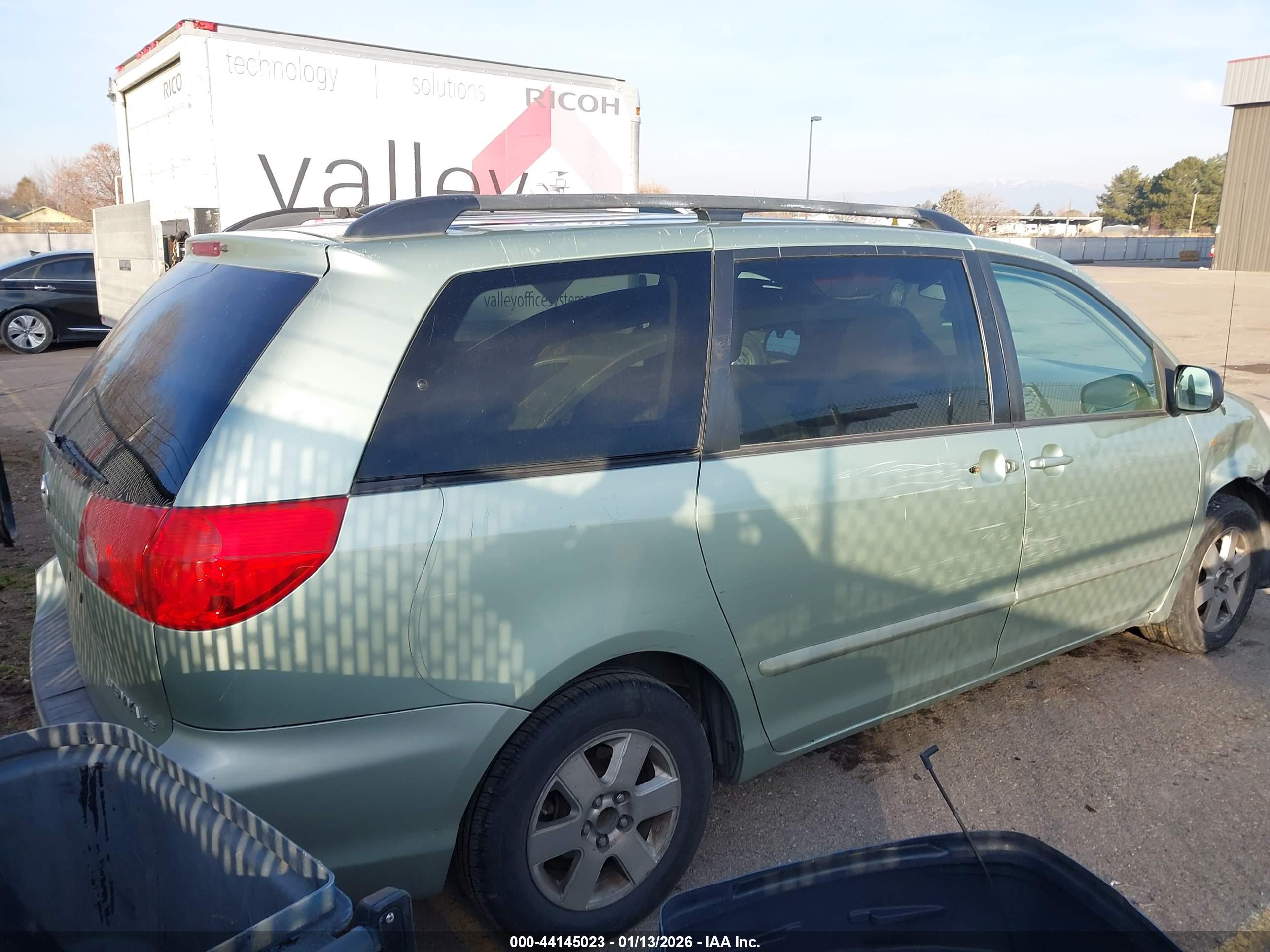 TOYOTA SIENNA image 4