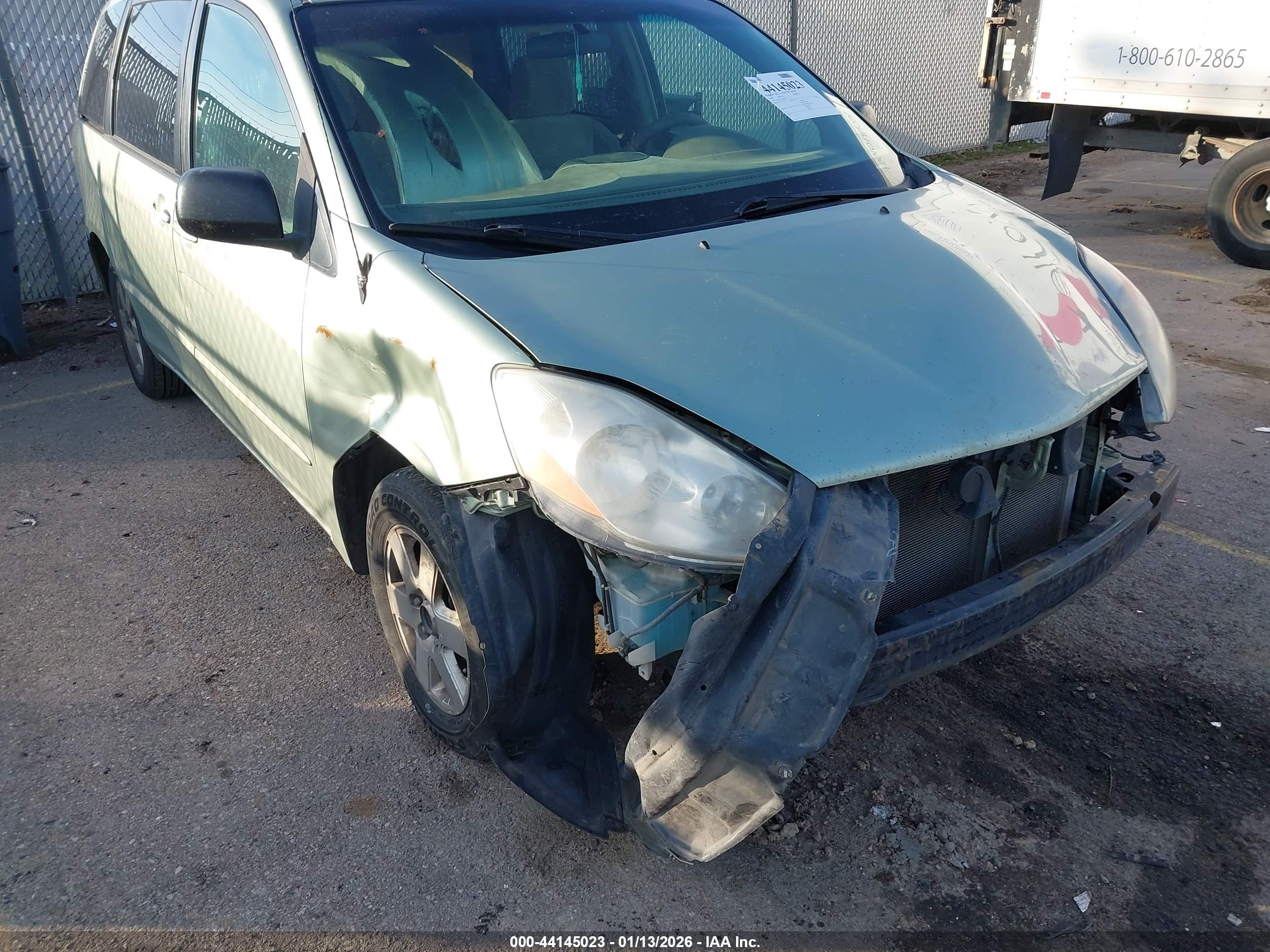 TOYOTA SIENNA image 6