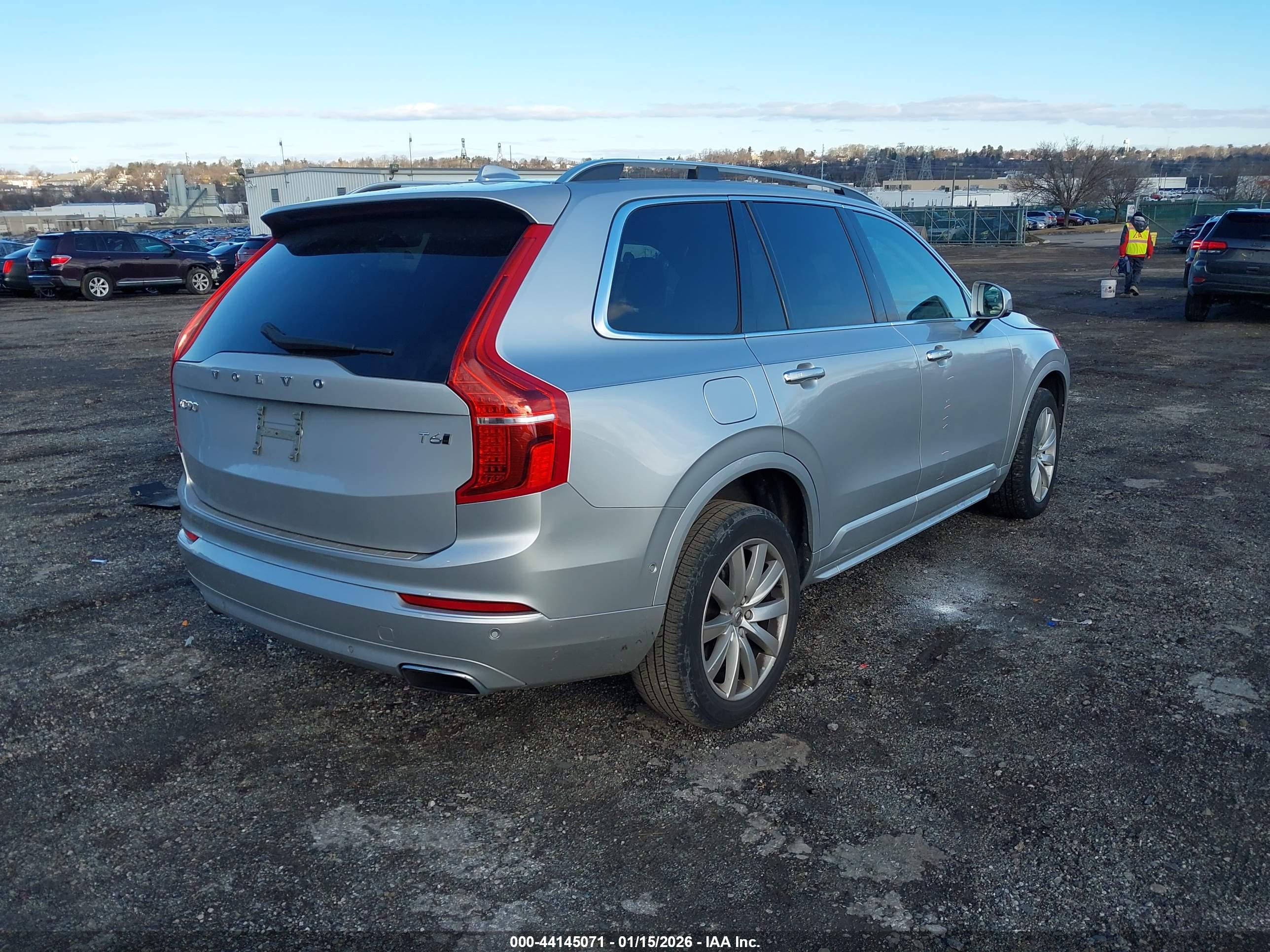 VOLVO XC90 image 4