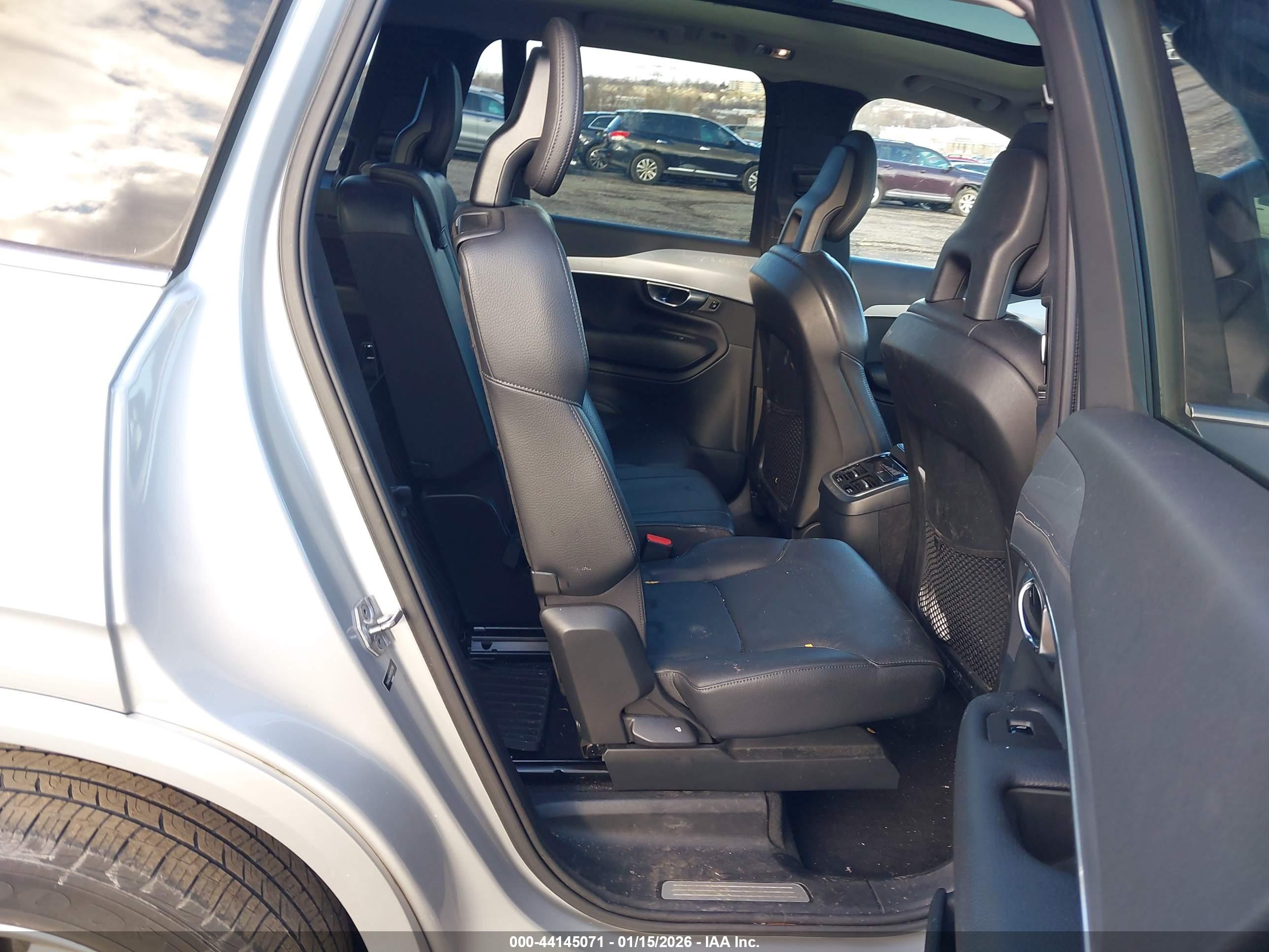 VOLVO XC90 image 8