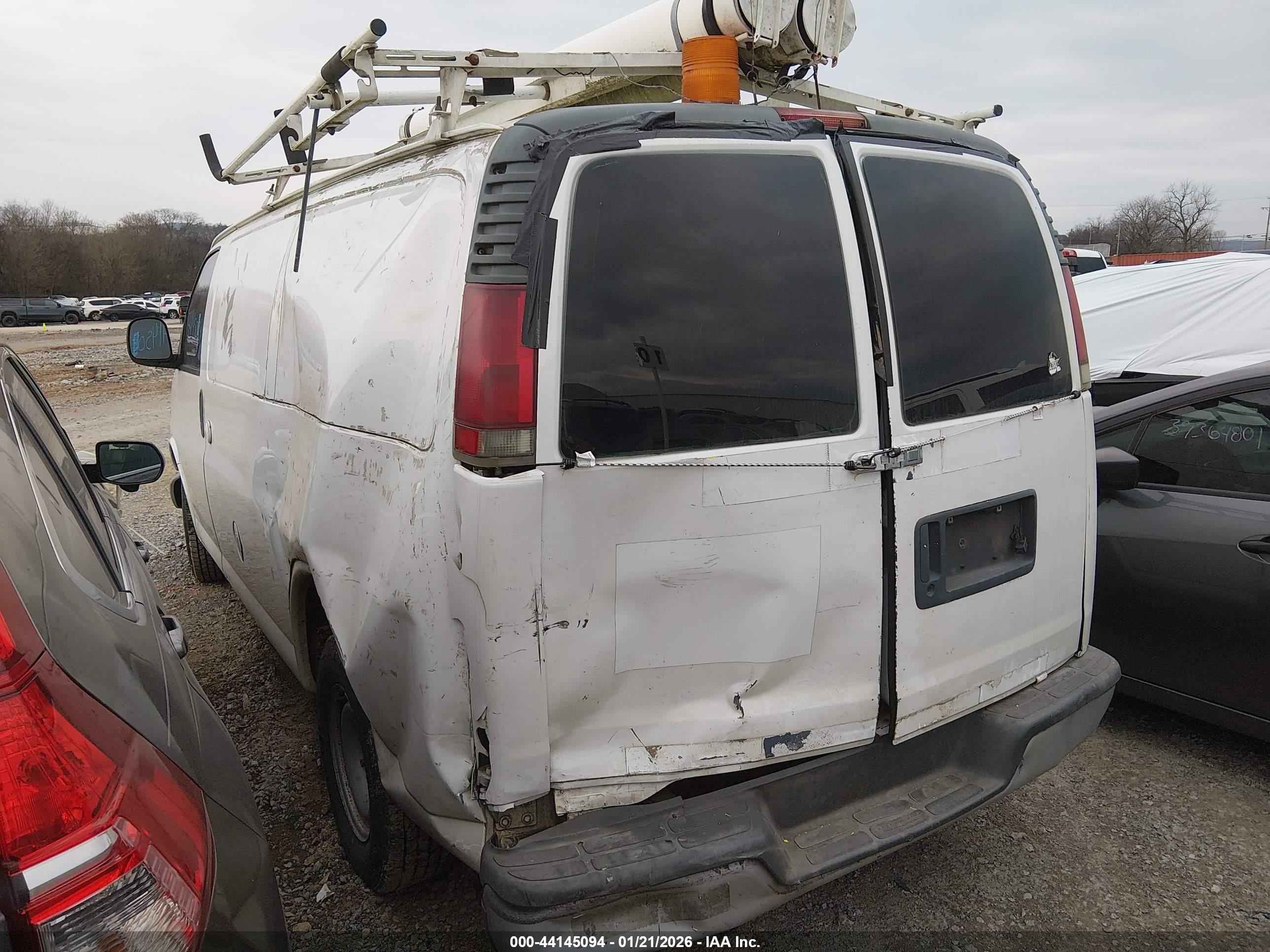 CHEVROLET EXPRESS image 3
