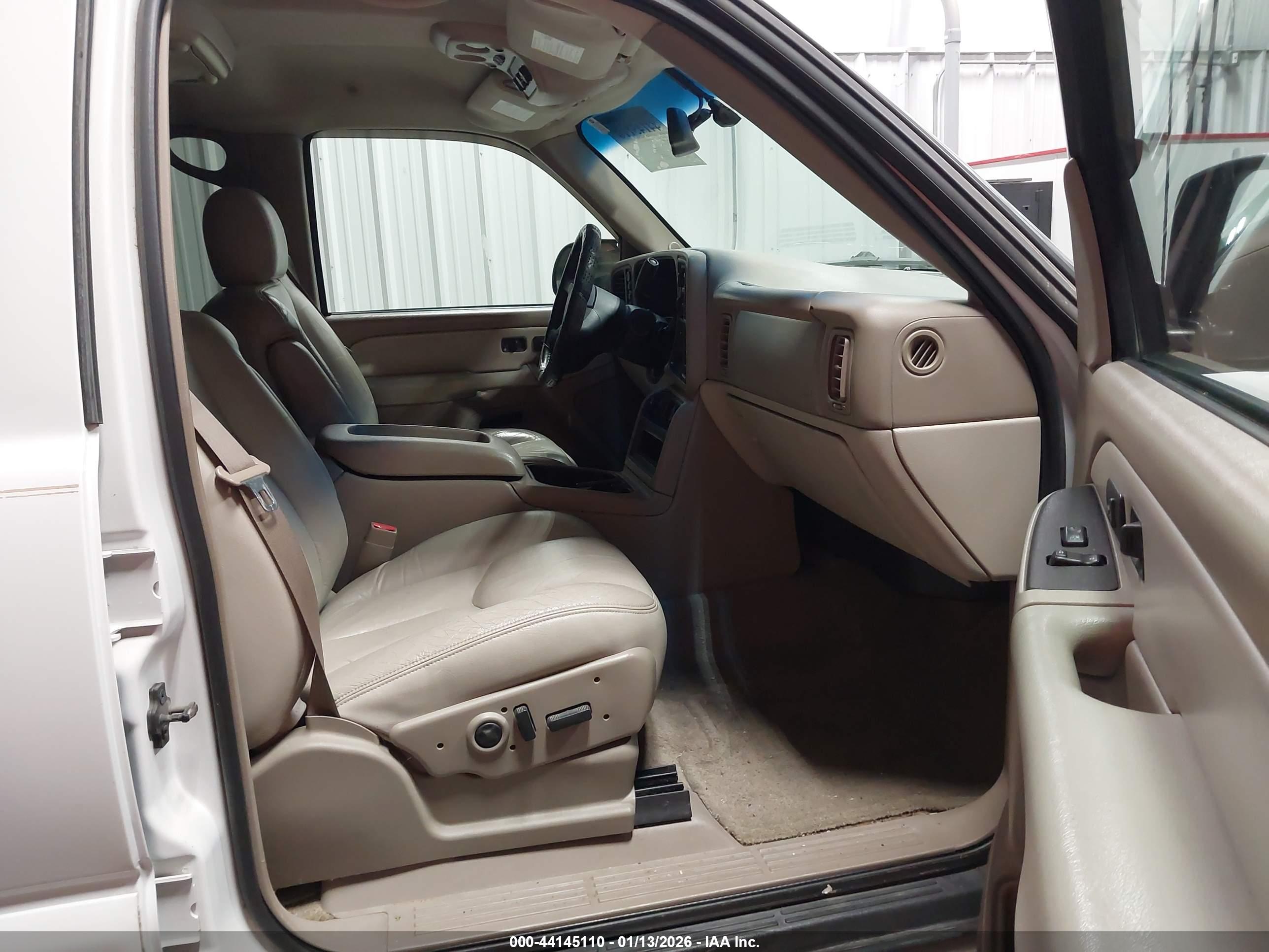 CHEVROLET SUBURBAN image 5