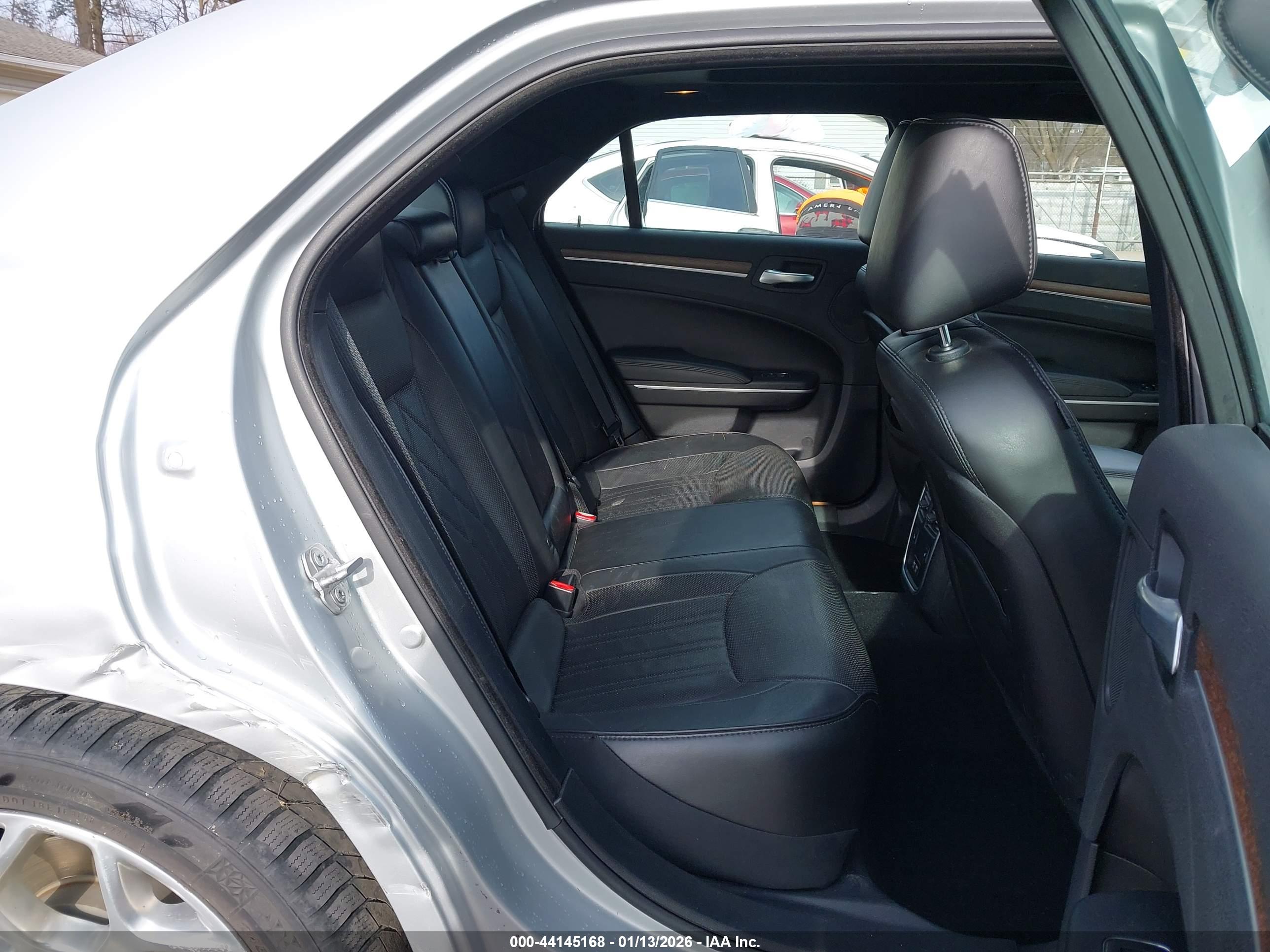CHRYSLER 300 image 8