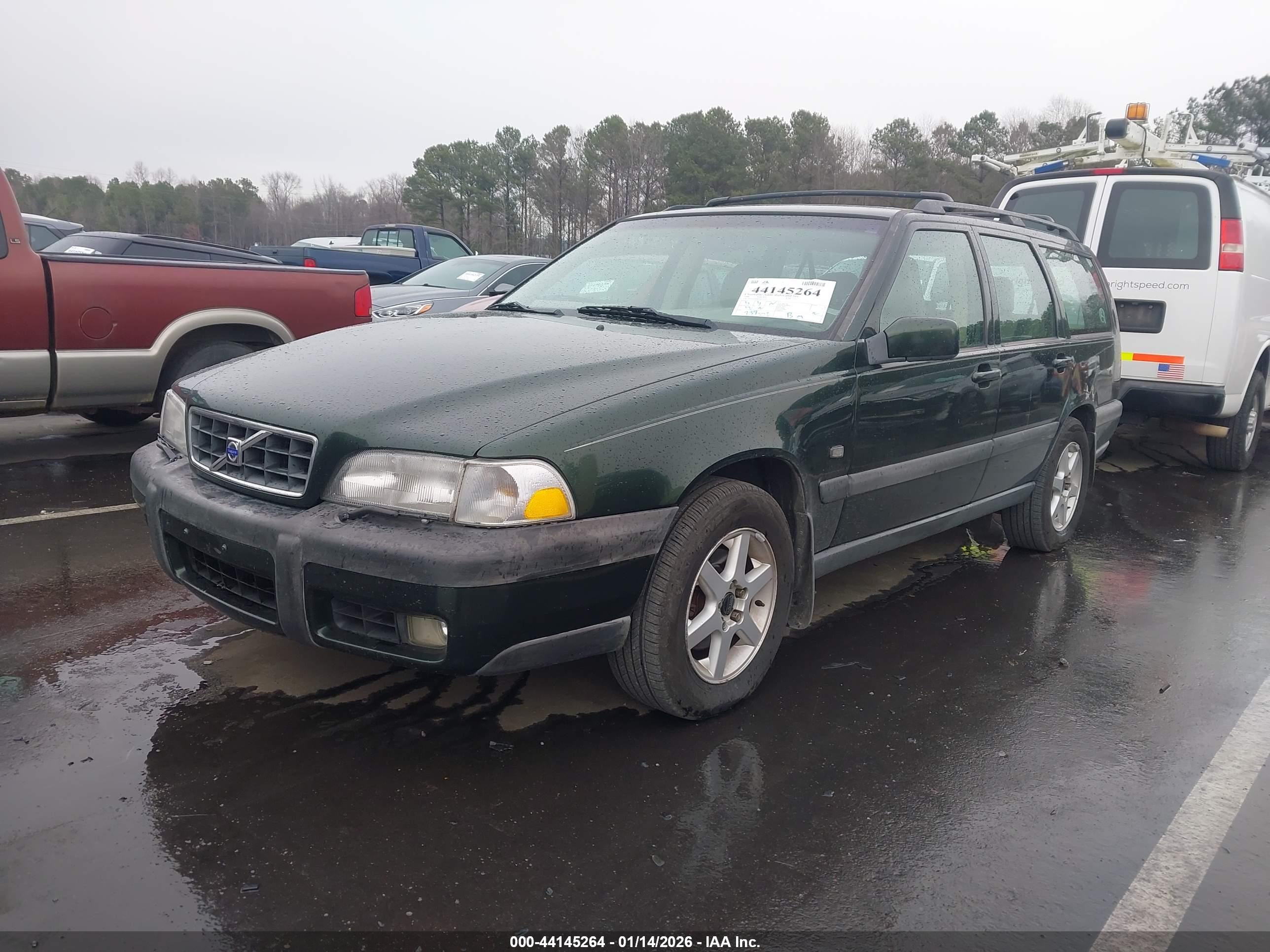 VOLVO V70 image 2