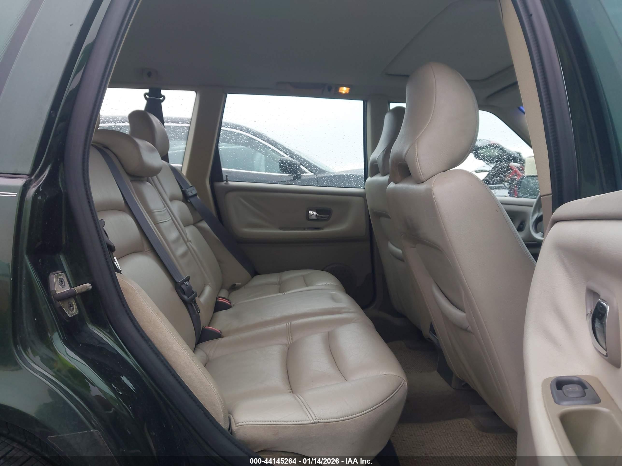 VOLVO V70 image 8
