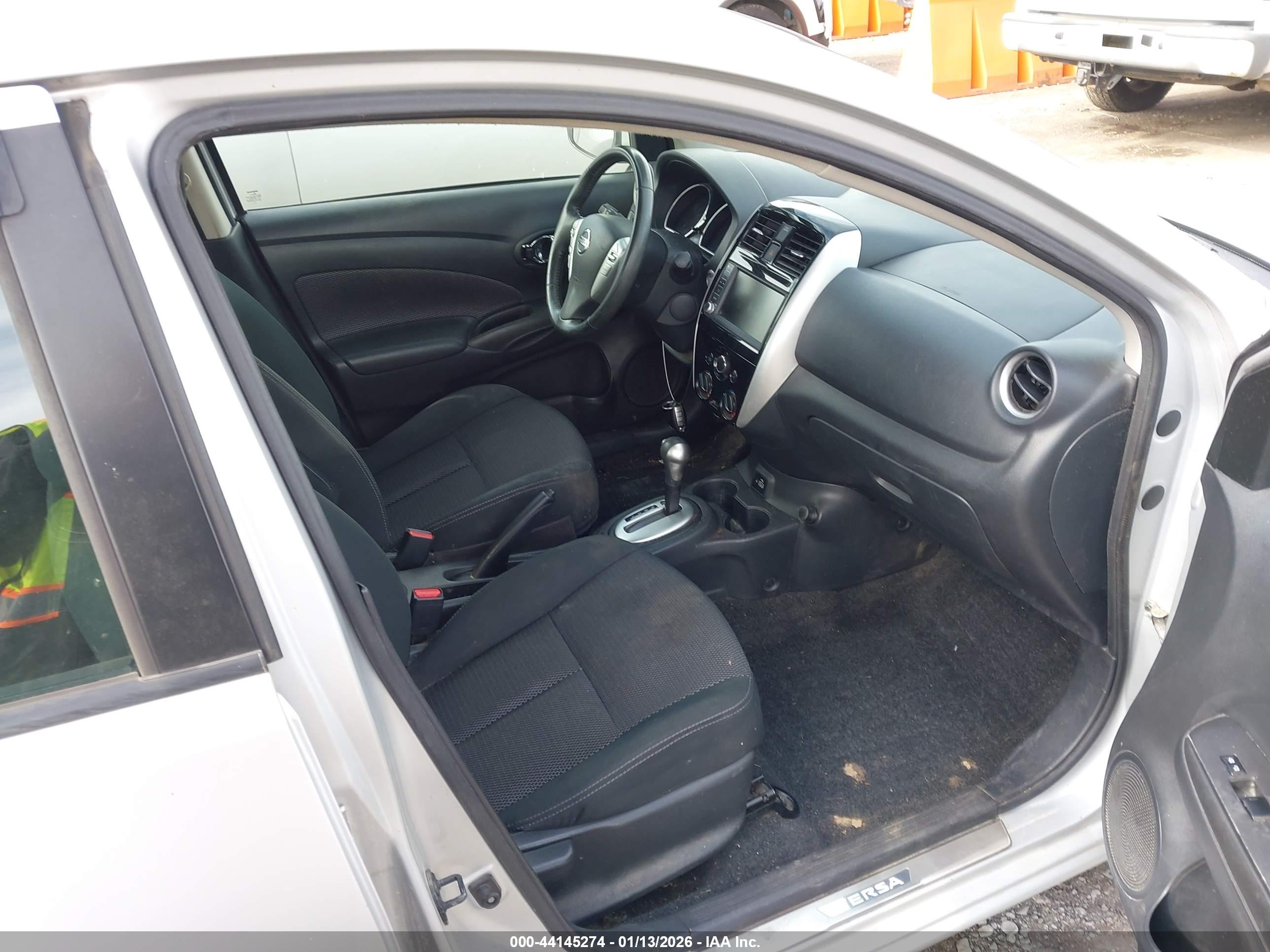 NISSAN VERSA image 5
