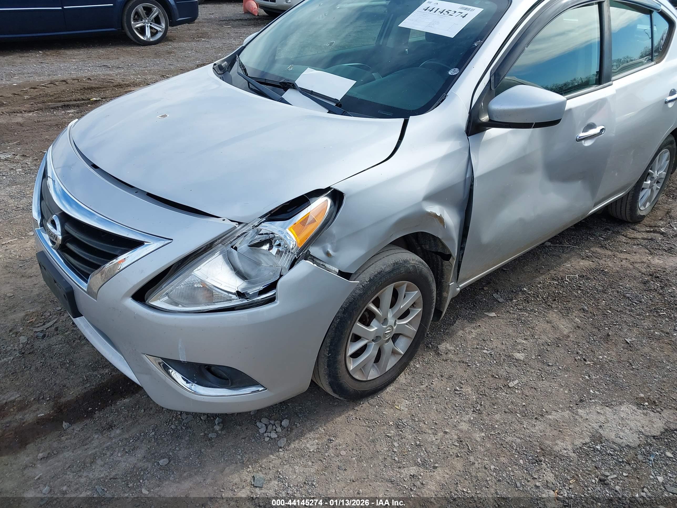 NISSAN VERSA image 6
