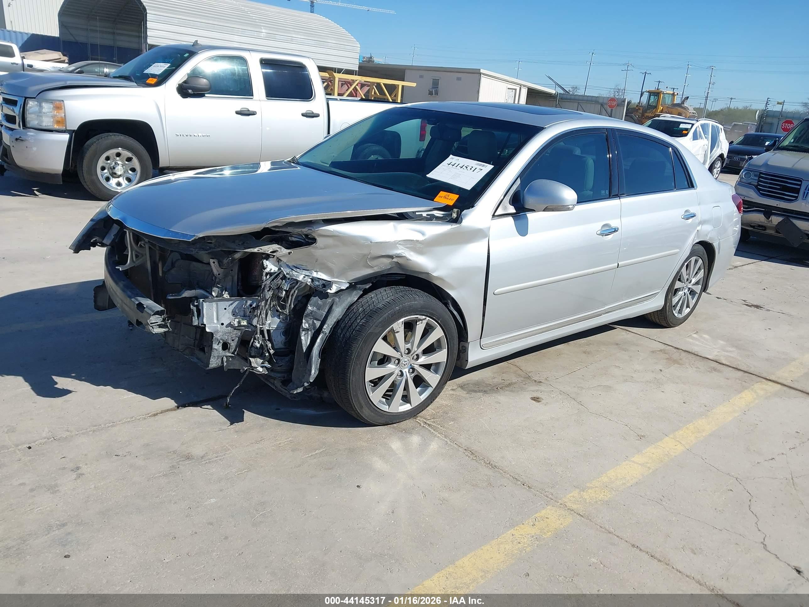 TOYOTA AVALON image 2