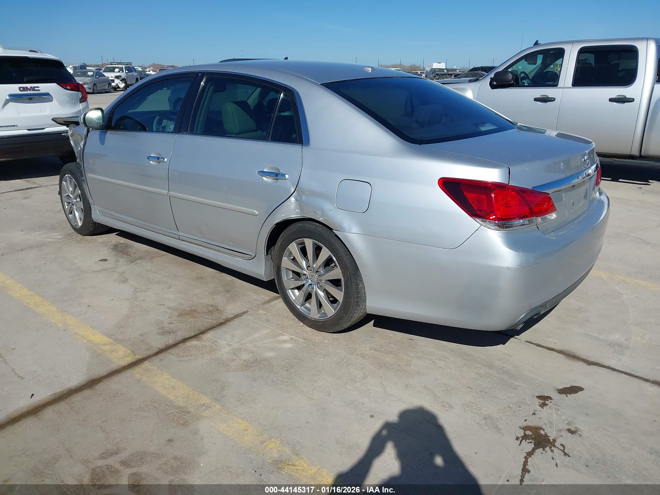 TOYOTA AVALON image 3