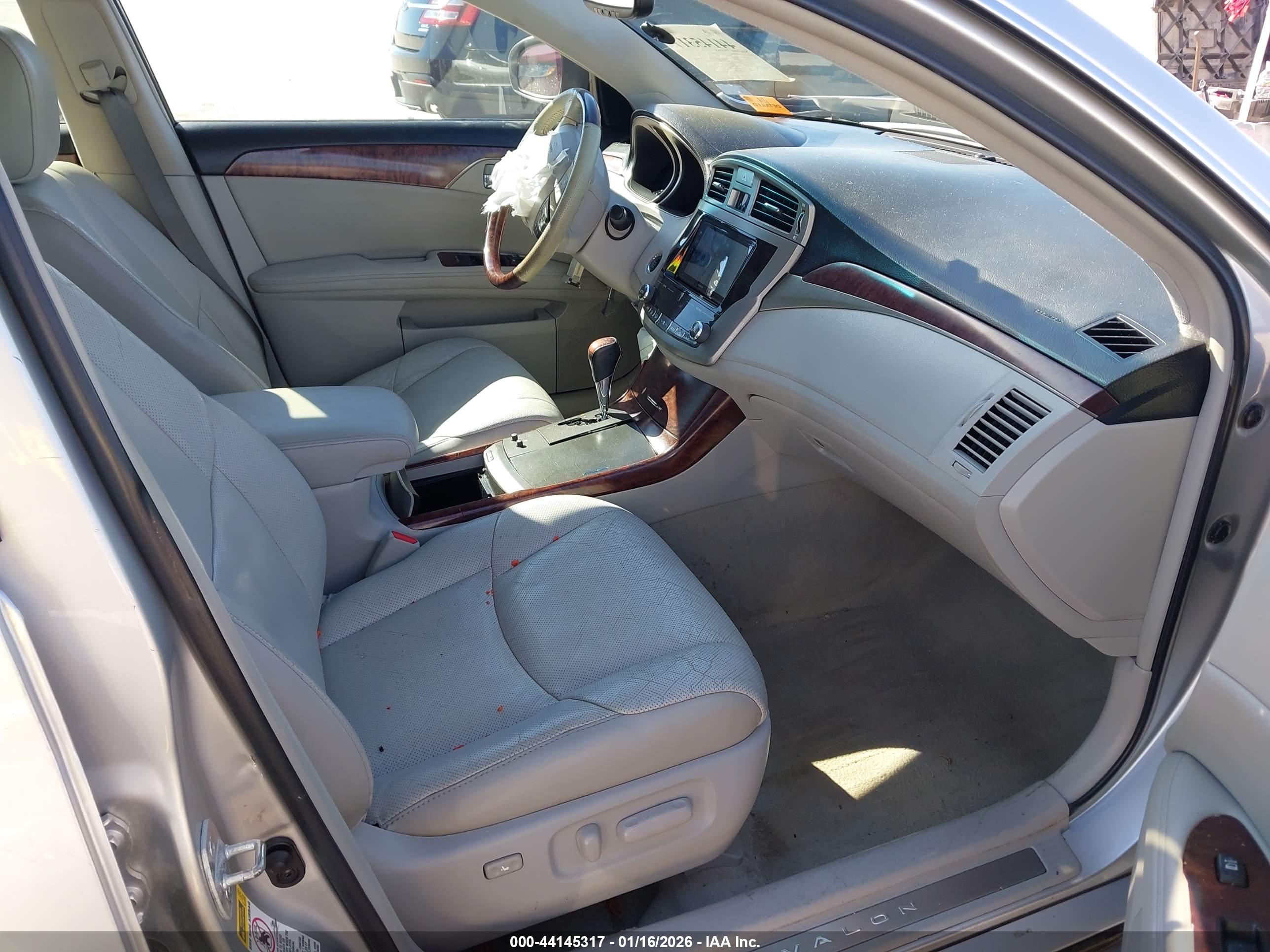 TOYOTA AVALON image 5