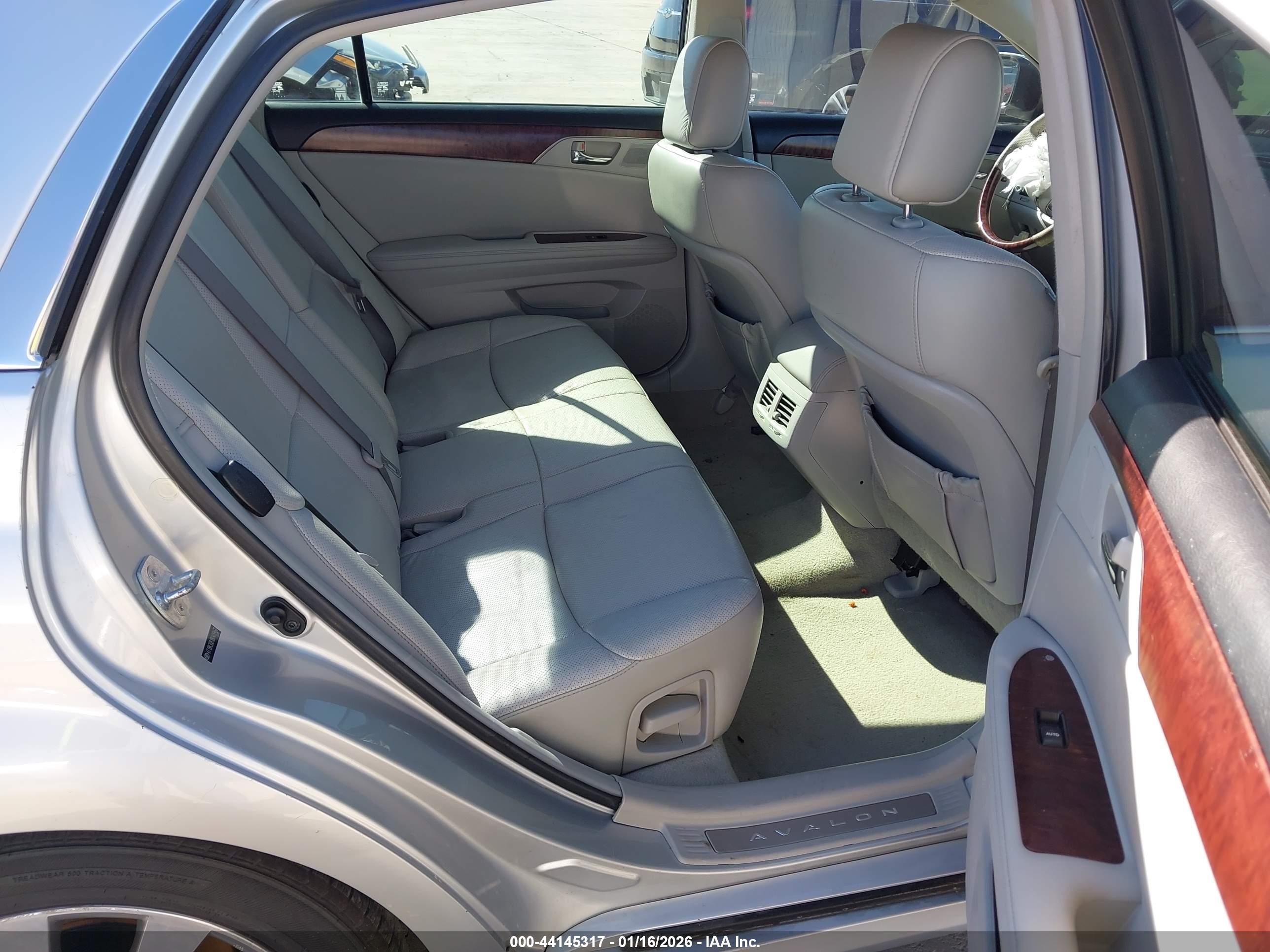 TOYOTA AVALON image 8