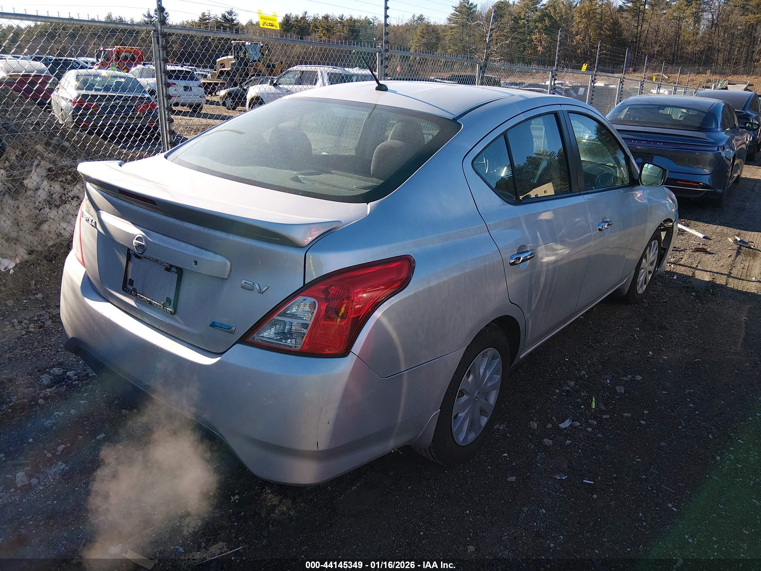 NISSAN VERSA image 4
