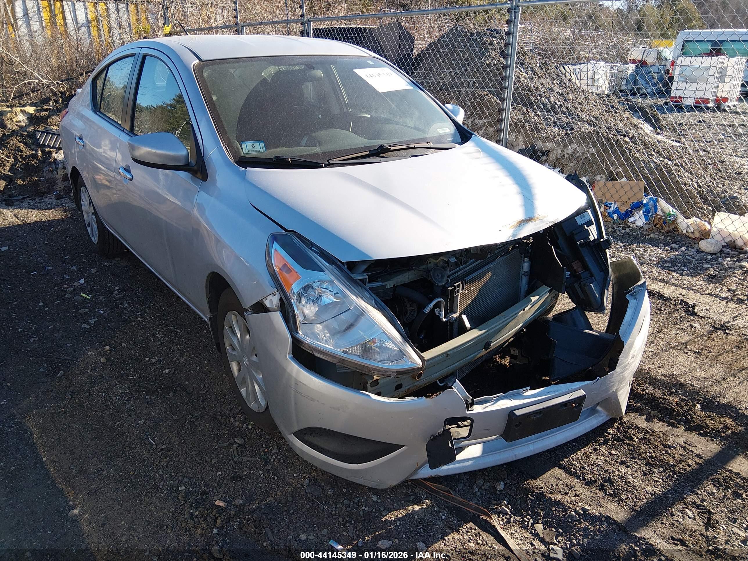 NISSAN VERSA image 6