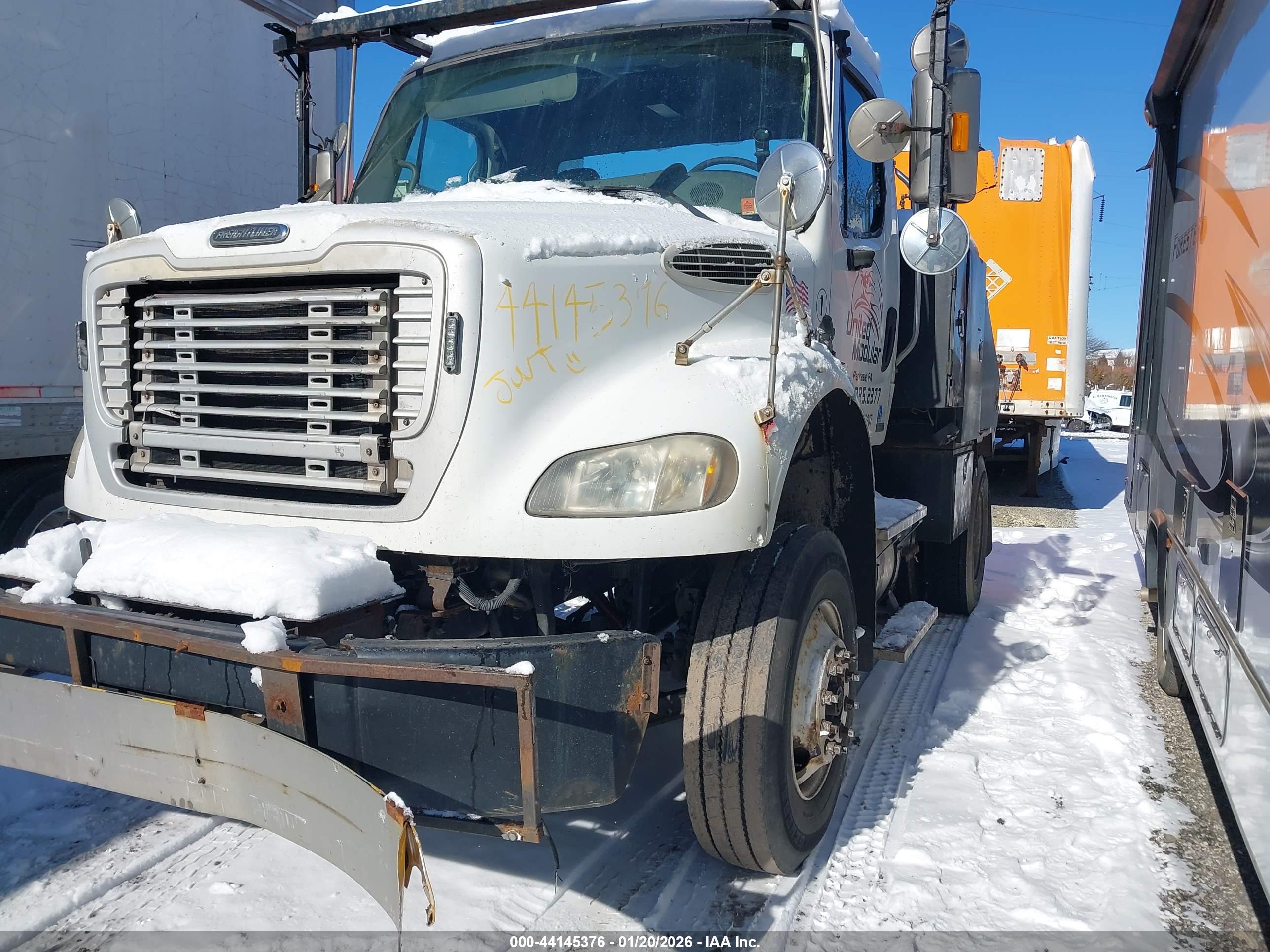 FREIGHTLINER M2 image 2