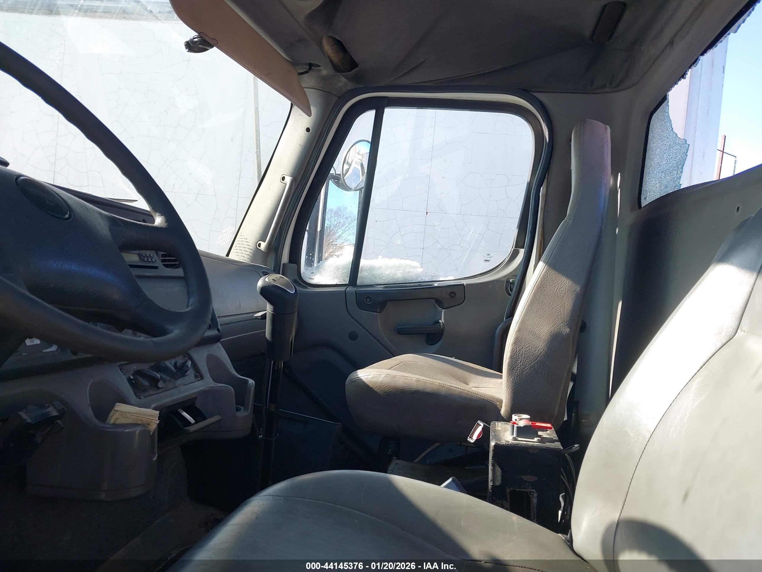 FREIGHTLINER M2 image 7