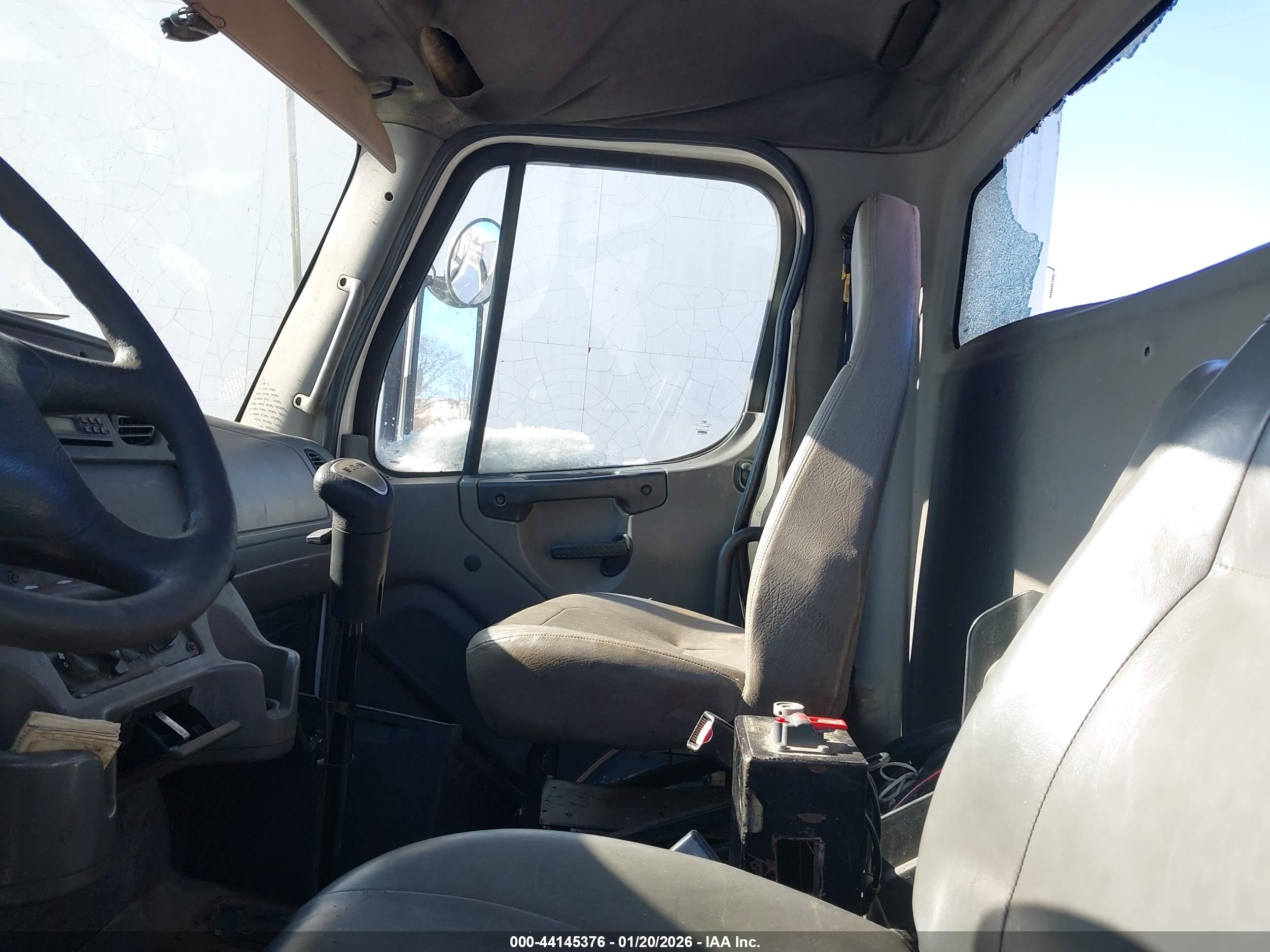 FREIGHTLINER M2 image 8