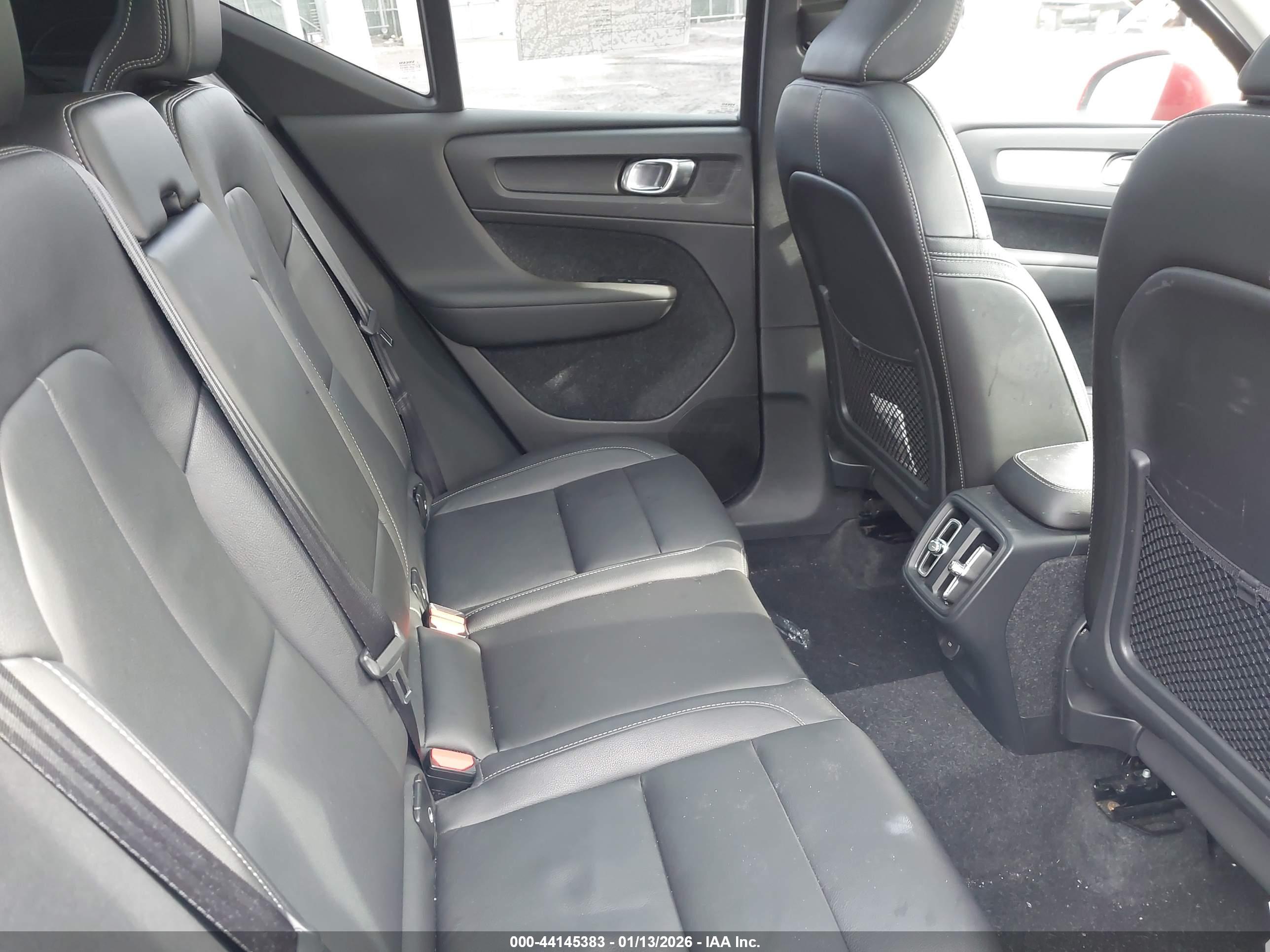 VOLVO XC40 image 8