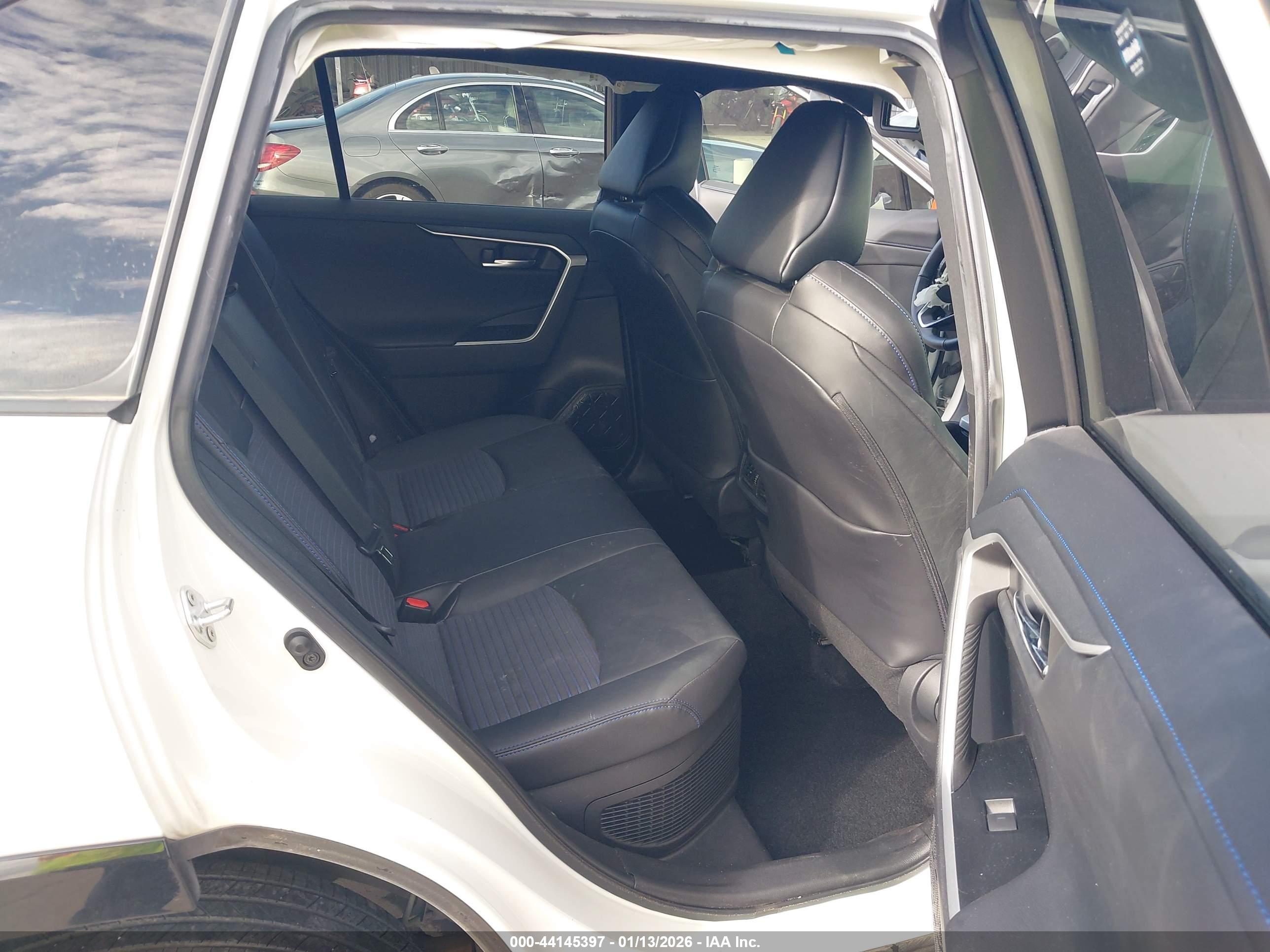 TOYOTA RAV4 image 8