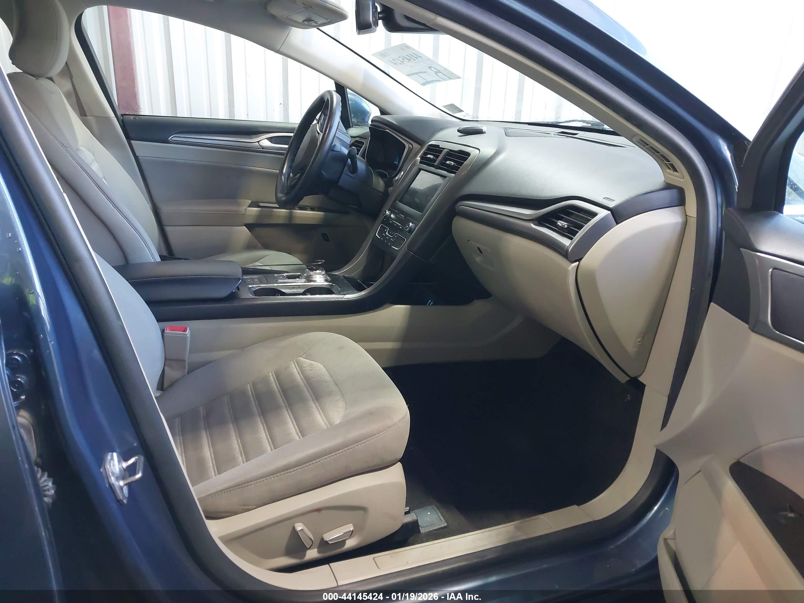 FORD FUSION image 5