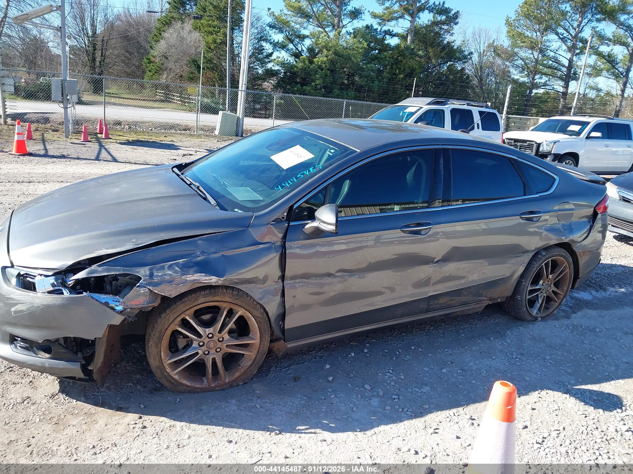 FORD FUSION image 6