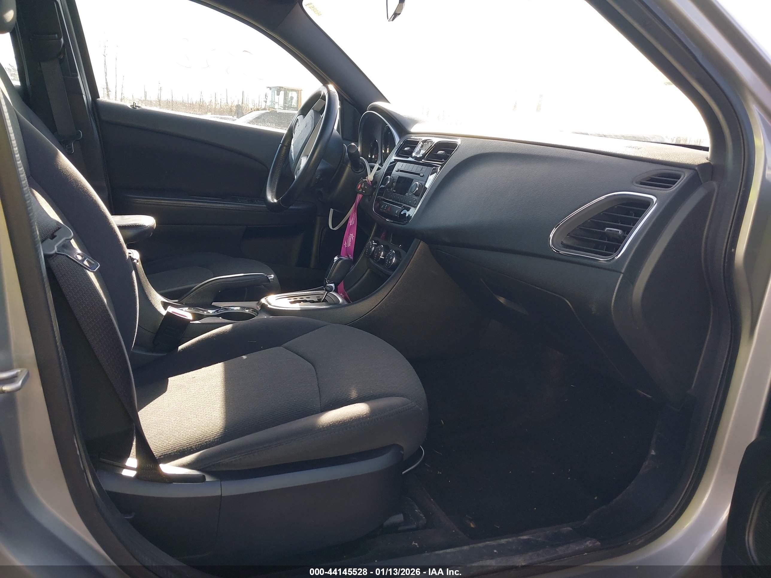 CHRYSLER 200 image 5