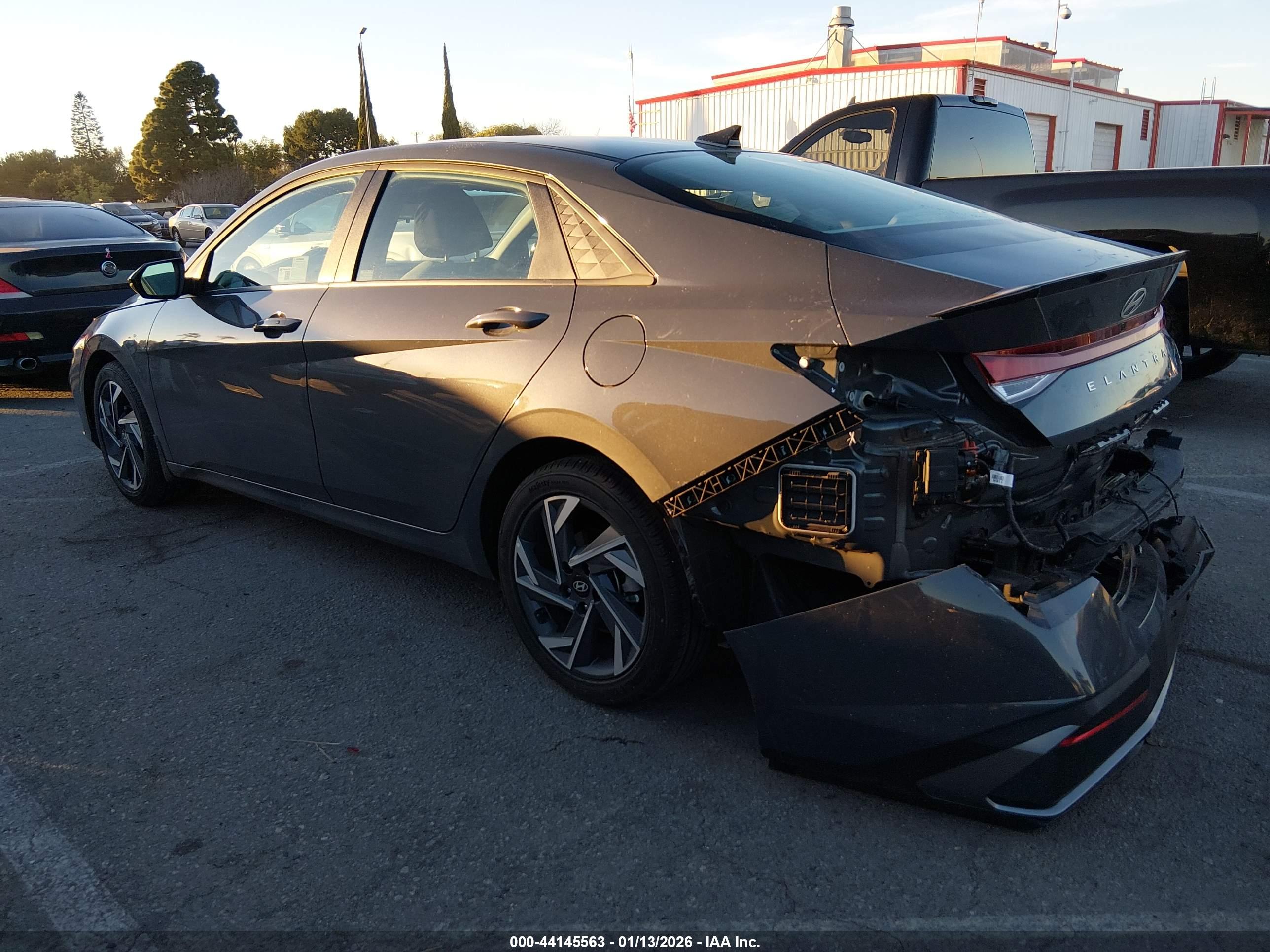 HYUNDAI ELANTRA image 3