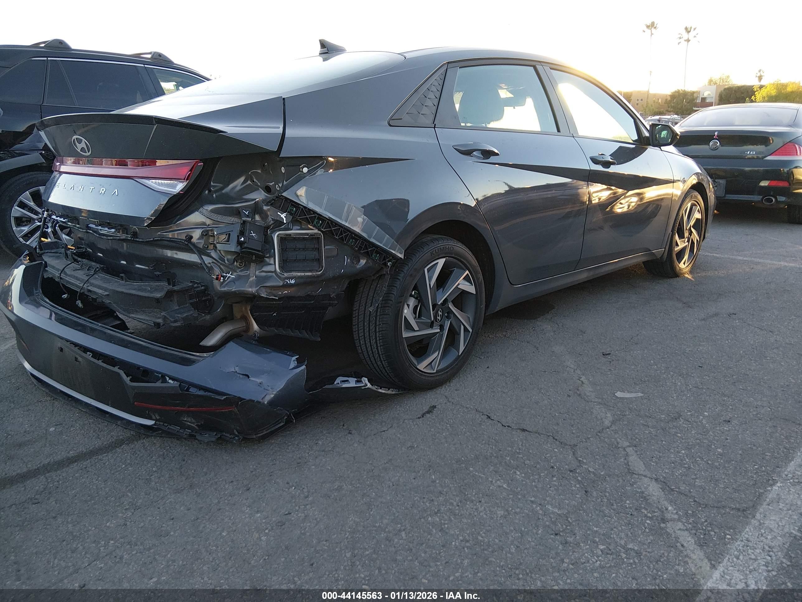 HYUNDAI ELANTRA image 4