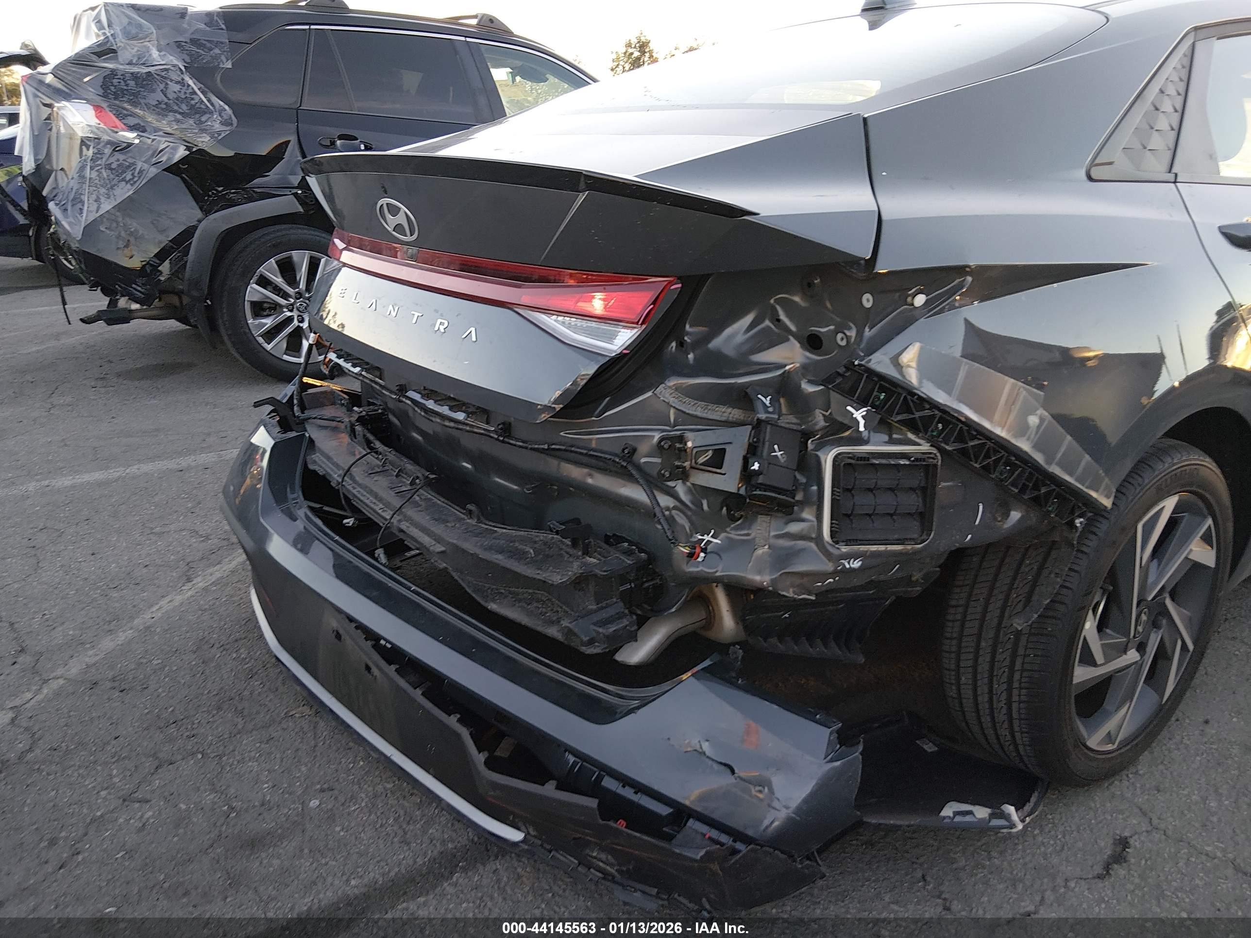 HYUNDAI ELANTRA image 6