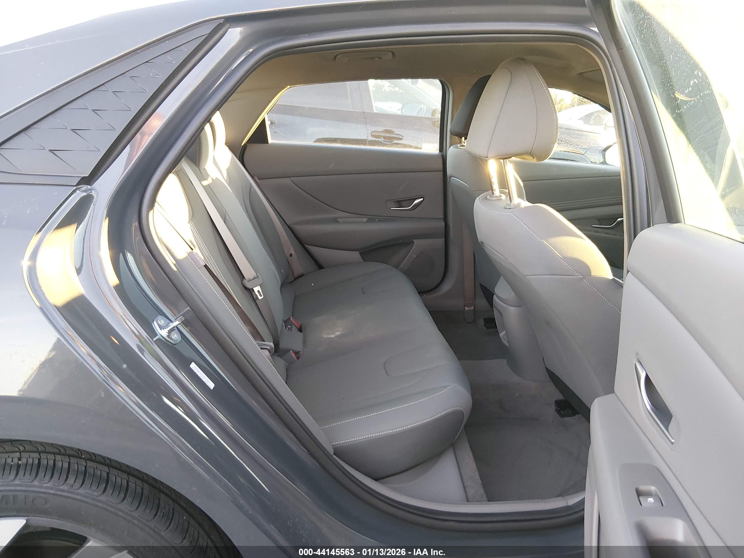 HYUNDAI ELANTRA image 8